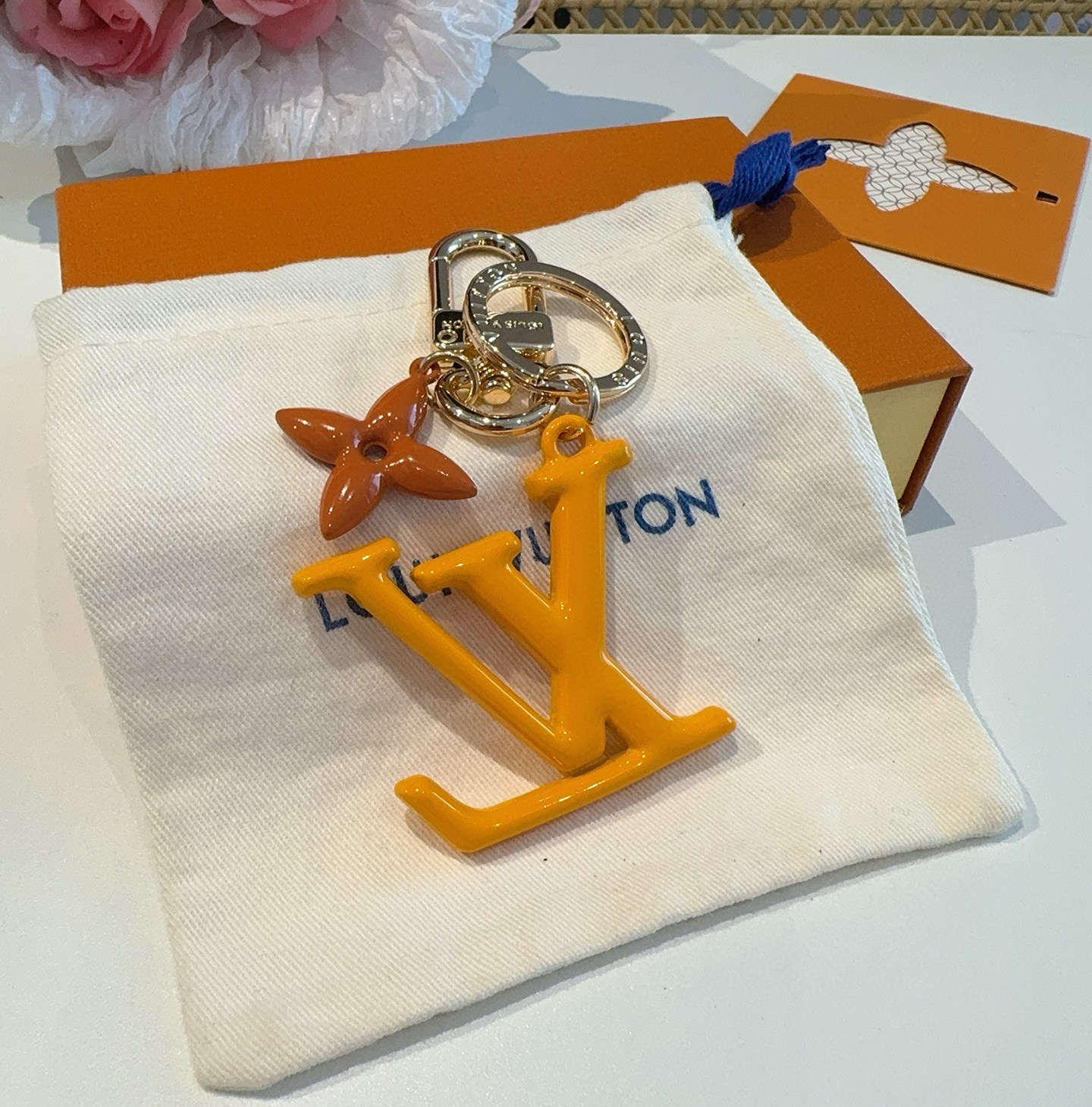  。LV钥匙扣珐琅工艺LV字母挂件 PoP Flower包和钥匙扣的魅力非常适合为皮革配饰增添标志性的色