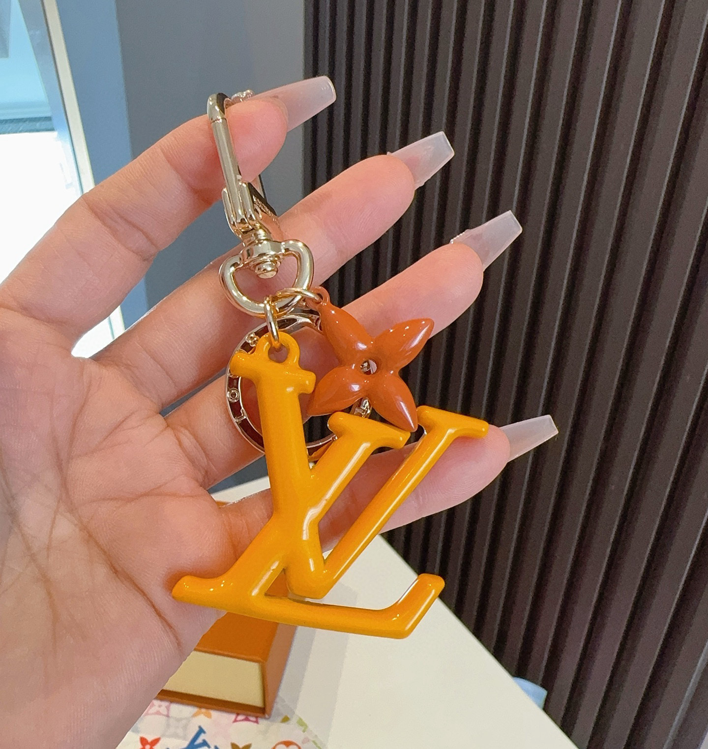  。LV钥匙扣珐琅工艺LV字母挂件 PoP Flower包和钥匙扣的魅力非常适合为皮革配饰增添标志性的色