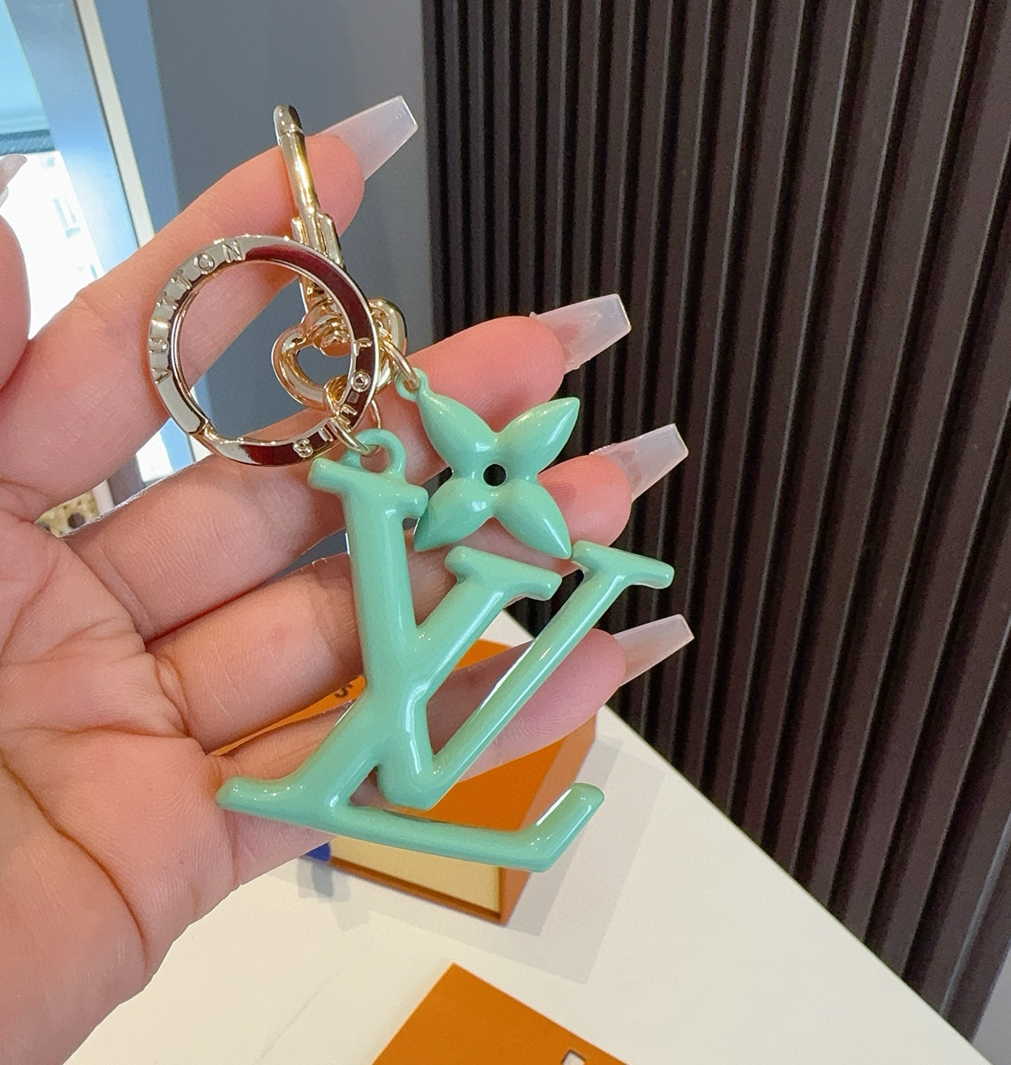  。LV钥匙扣珐琅工艺LV字母挂件 PoP Flower包和钥匙扣的魅力非常适合为皮革配饰增添标志性的色