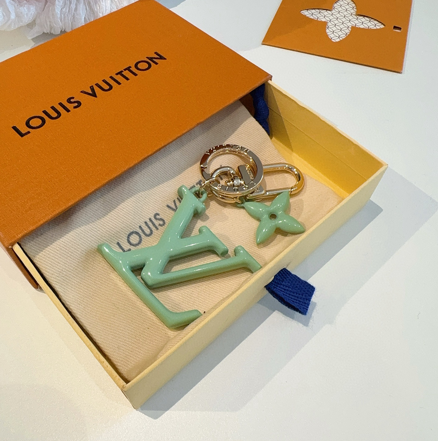  。LV钥匙扣珐琅工艺LV字母挂件 PoP Flower包和钥匙扣的魅力非常适合为皮革配饰增添标志性的色