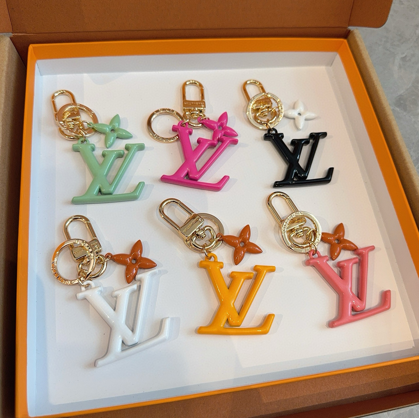  。LV钥匙扣珐琅工艺LV字母挂件 PoP Flower包和钥匙扣的魅力非常适合为皮革配饰增添标志性的色