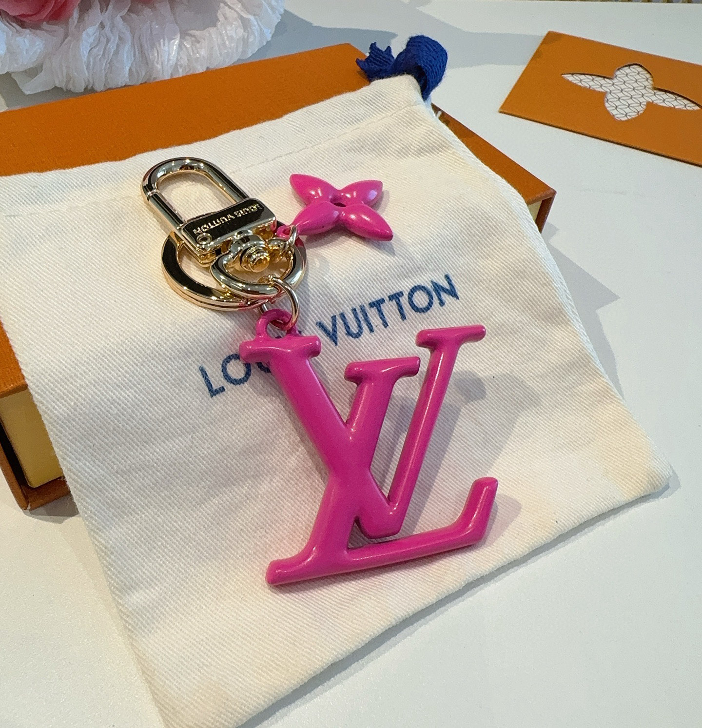  。LV钥匙扣珐琅工艺LV字母挂件 PoP Flower包和钥匙扣的魅力非常适合为皮革配饰增添标志性的色