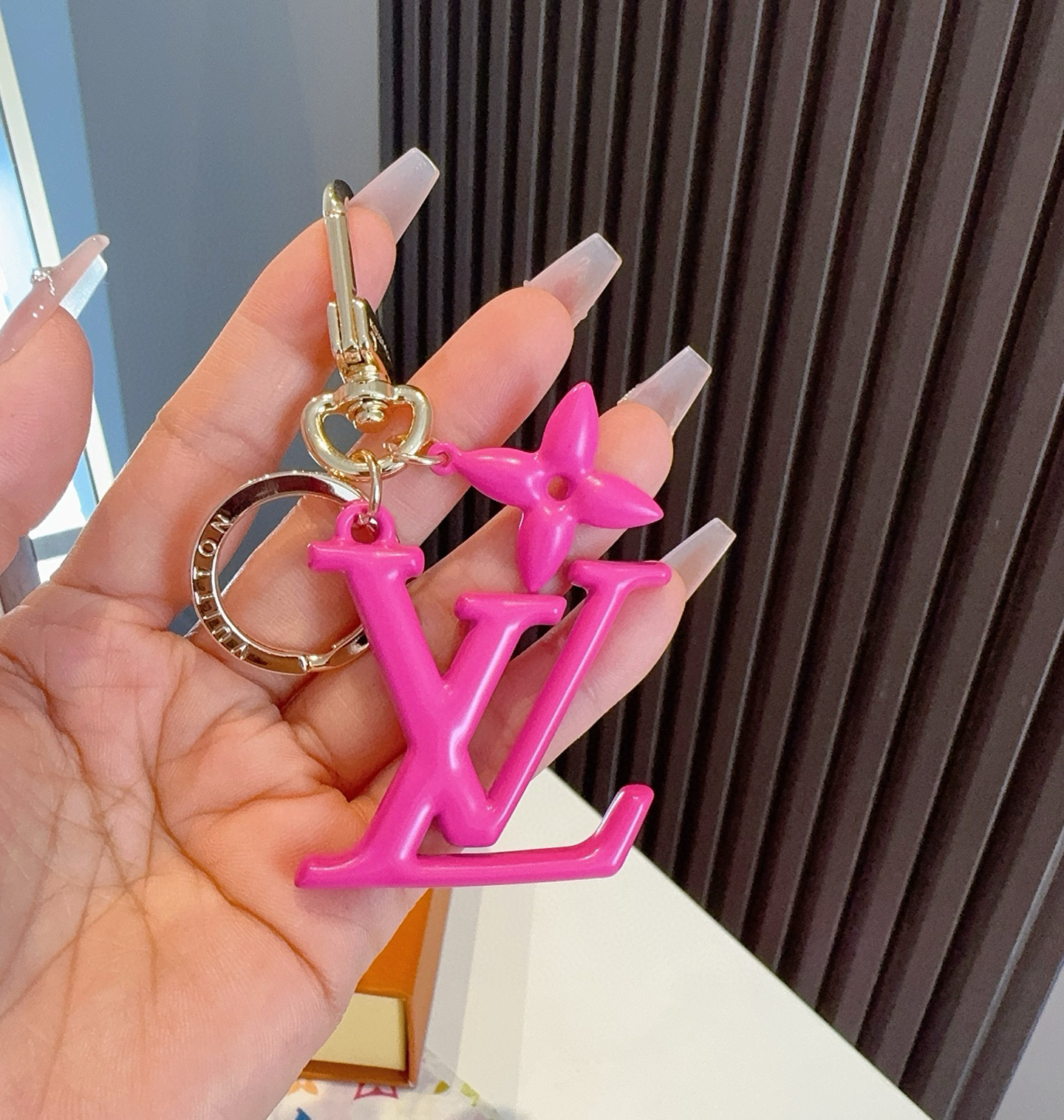  。LV钥匙扣珐琅工艺LV字母挂件 PoP Flower包和钥匙扣的魅力非常适合为皮革配饰增添标志性的色