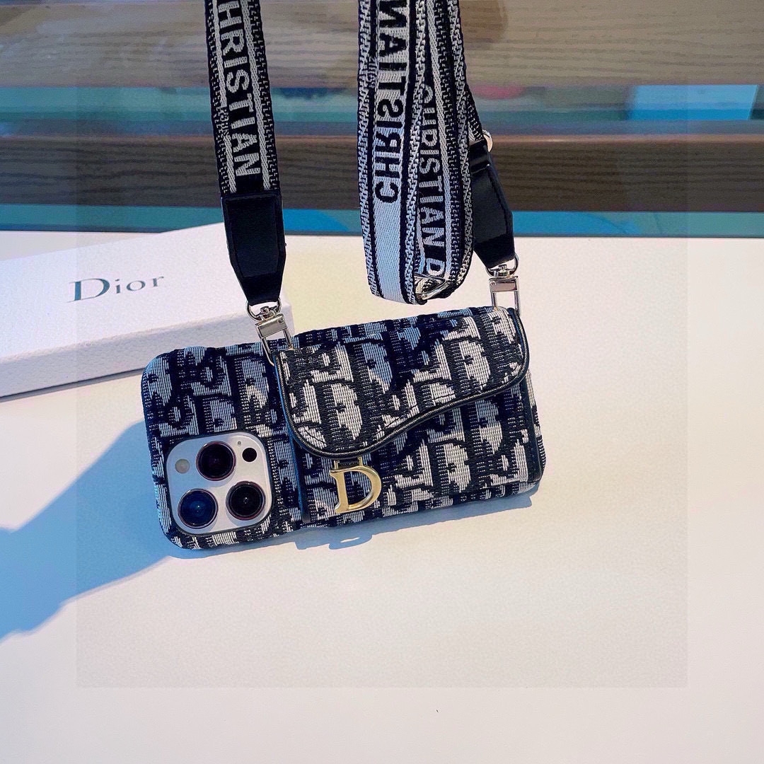 🎉Dior迪奥马鞍包卡包手机壳,可装卡片、证件,可当支架,搭配同款肩带,斜挎手机壳小姐姐必备款!
型号
