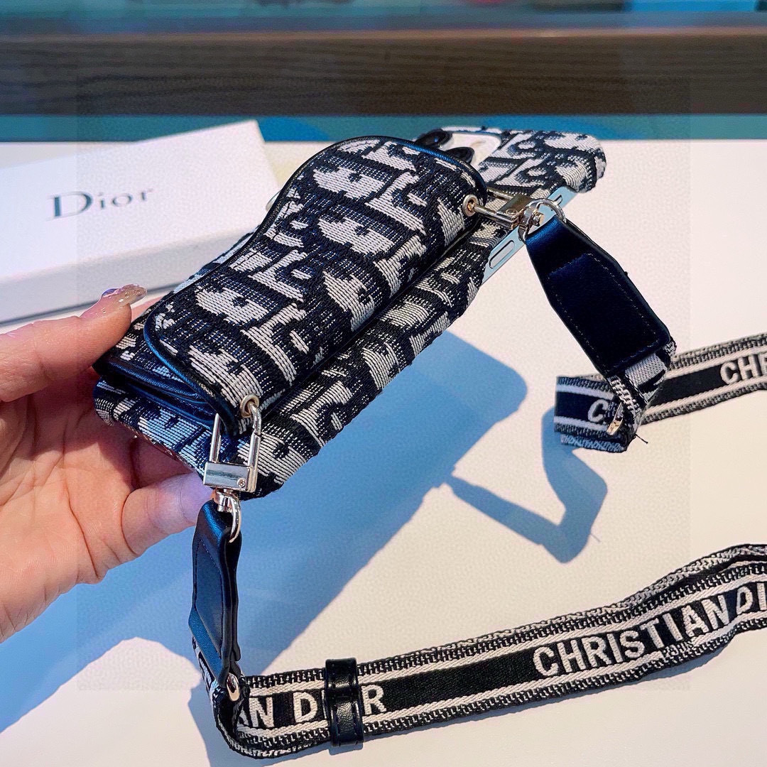 🎉Dior迪奥马鞍包卡包手机壳,可装卡片、证件,可当支架,搭配同款肩带,斜挎手机壳小姐姐必备款!
型号