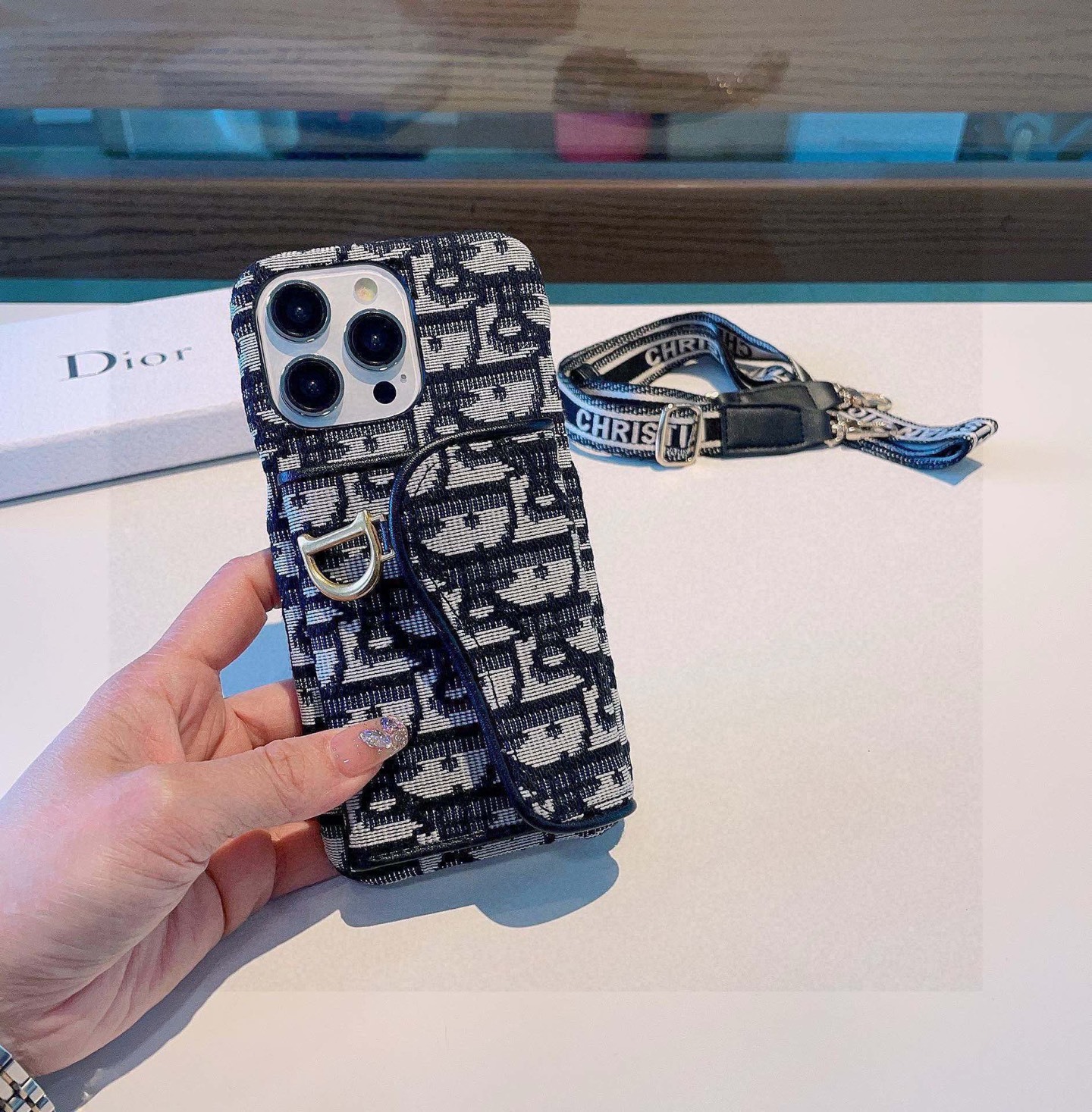 🎉Dior迪奥马鞍包卡包手机壳,可装卡片、证件,可当支架,搭配同款肩带,斜挎手机壳小姐姐必备款!
型号