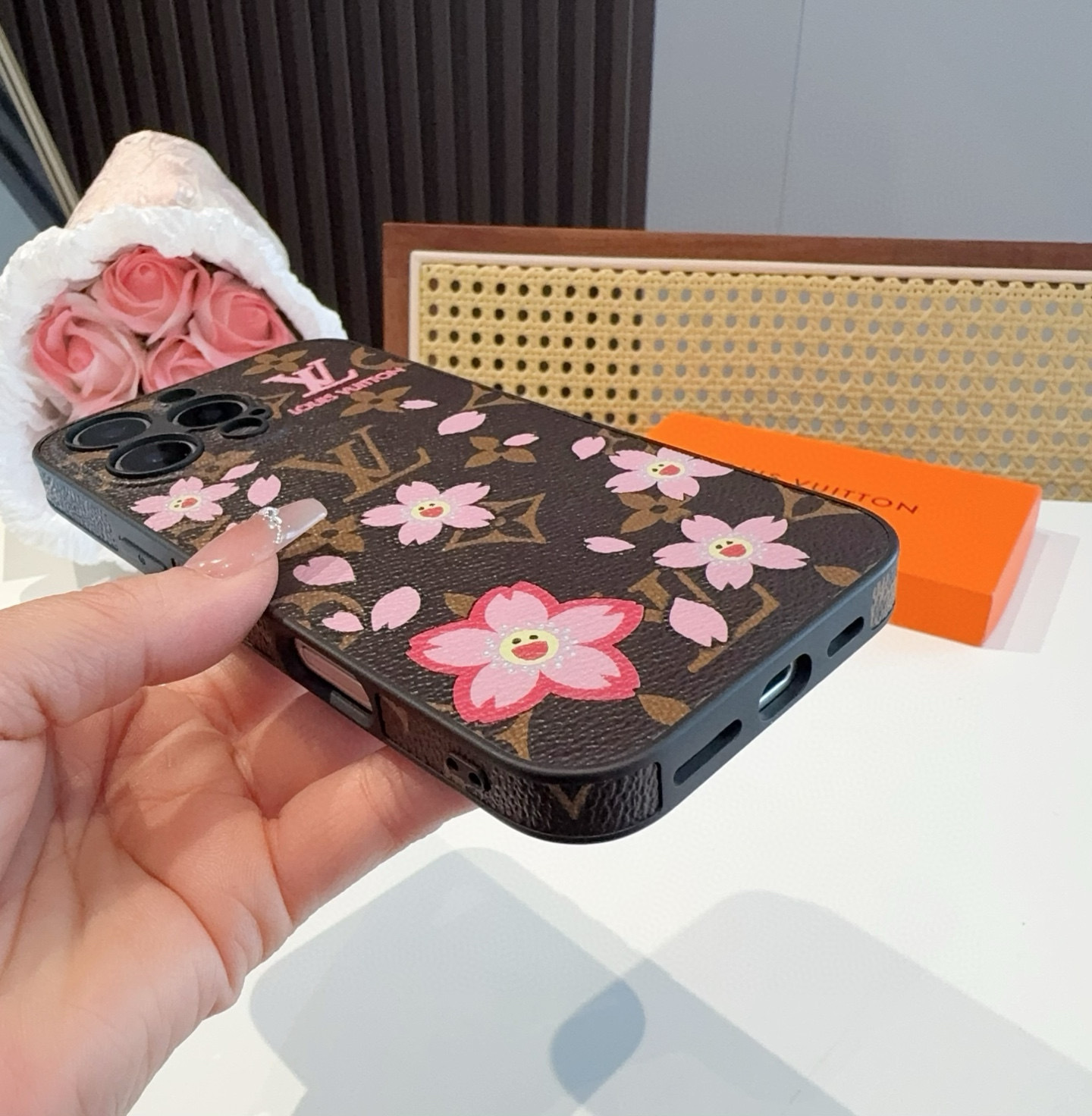 。Lv精孔全包手机壳 村上隆樱花🌸图案Lv全包围边皮质手机壳
型号:为了不出现报错型号,请打开本机查看