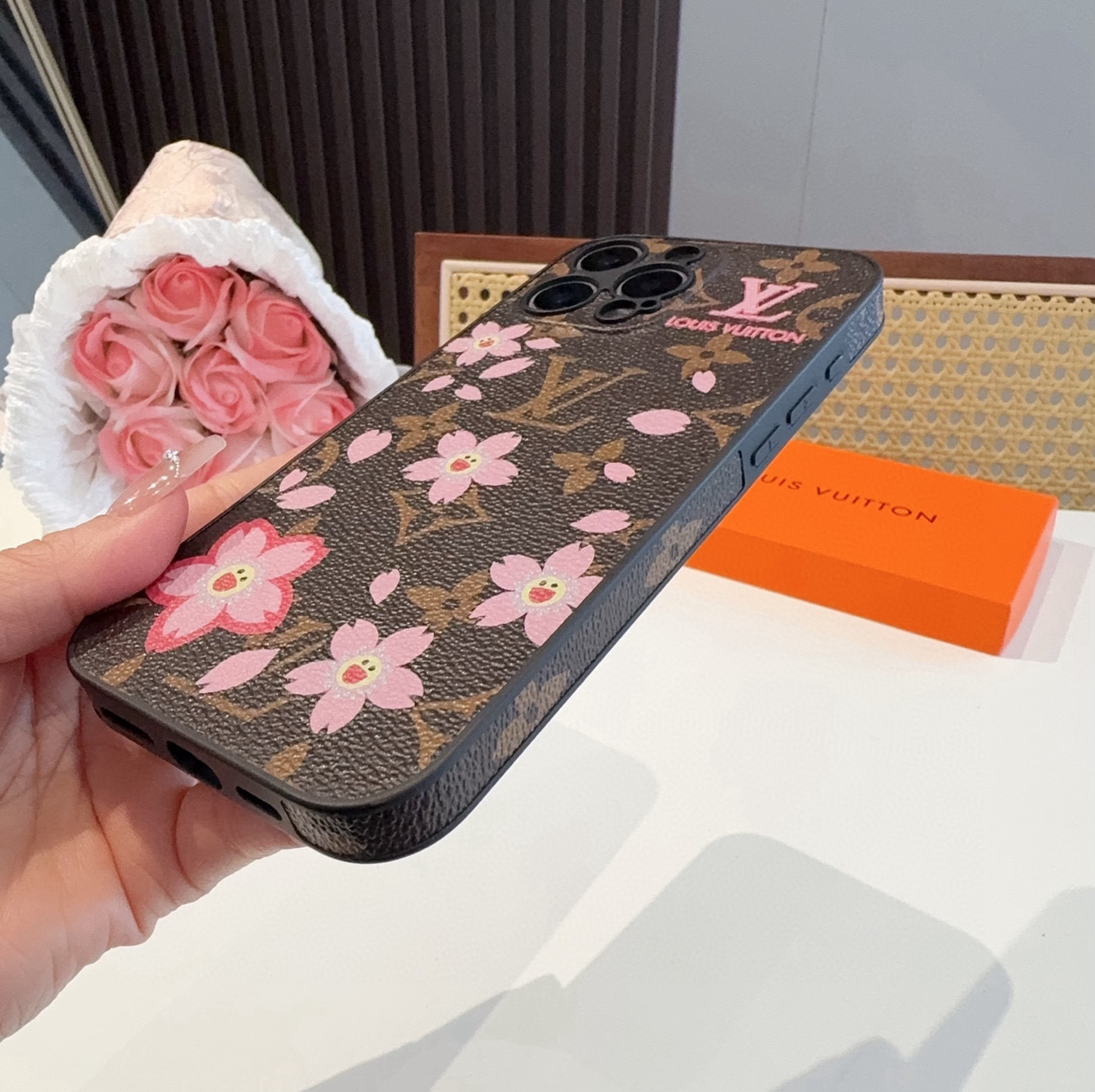 。Lv精孔全包手机壳 村上隆樱花🌸图案Lv全包围边皮质手机壳
型号:为了不出现报错型号,请打开本机查看