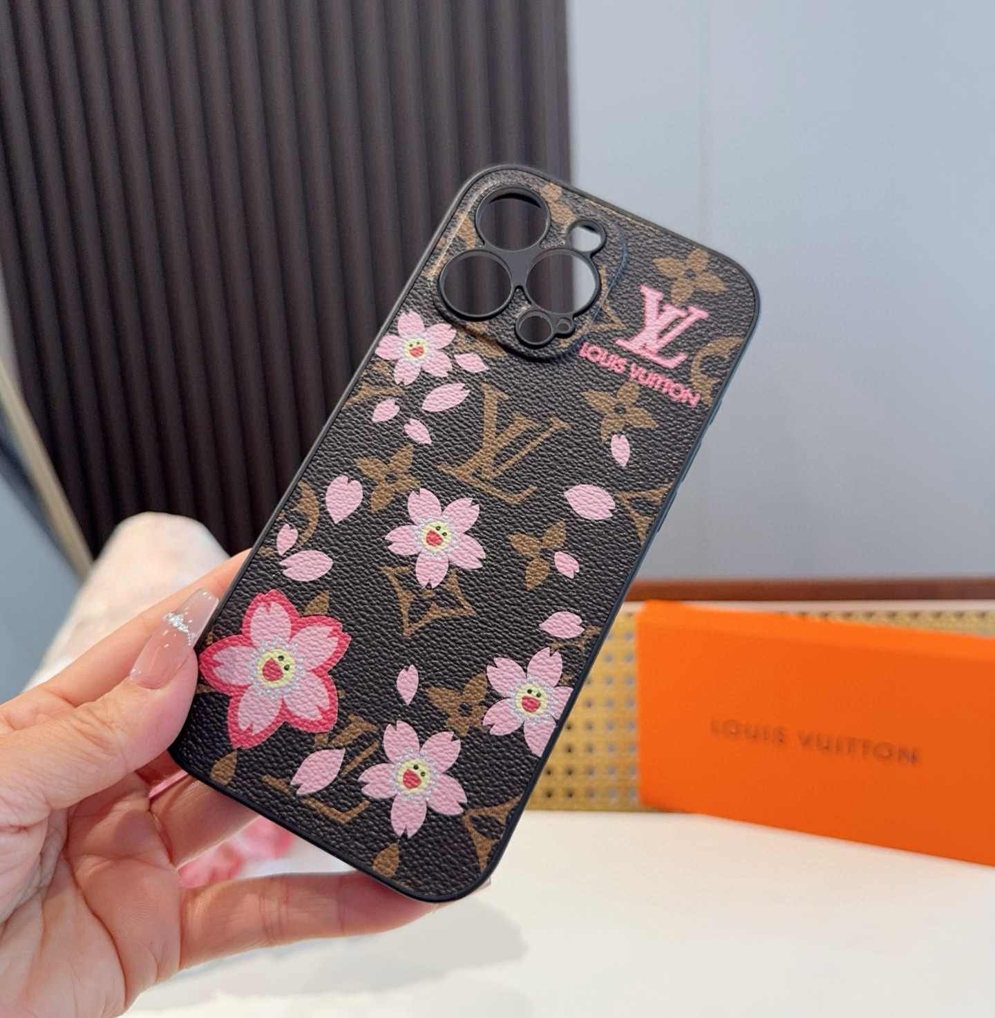 。Lv精孔全包手机壳 村上隆樱花🌸图案Lv全包围边皮质手机壳
型号:为了不出现报错型号,请打开本机查看
