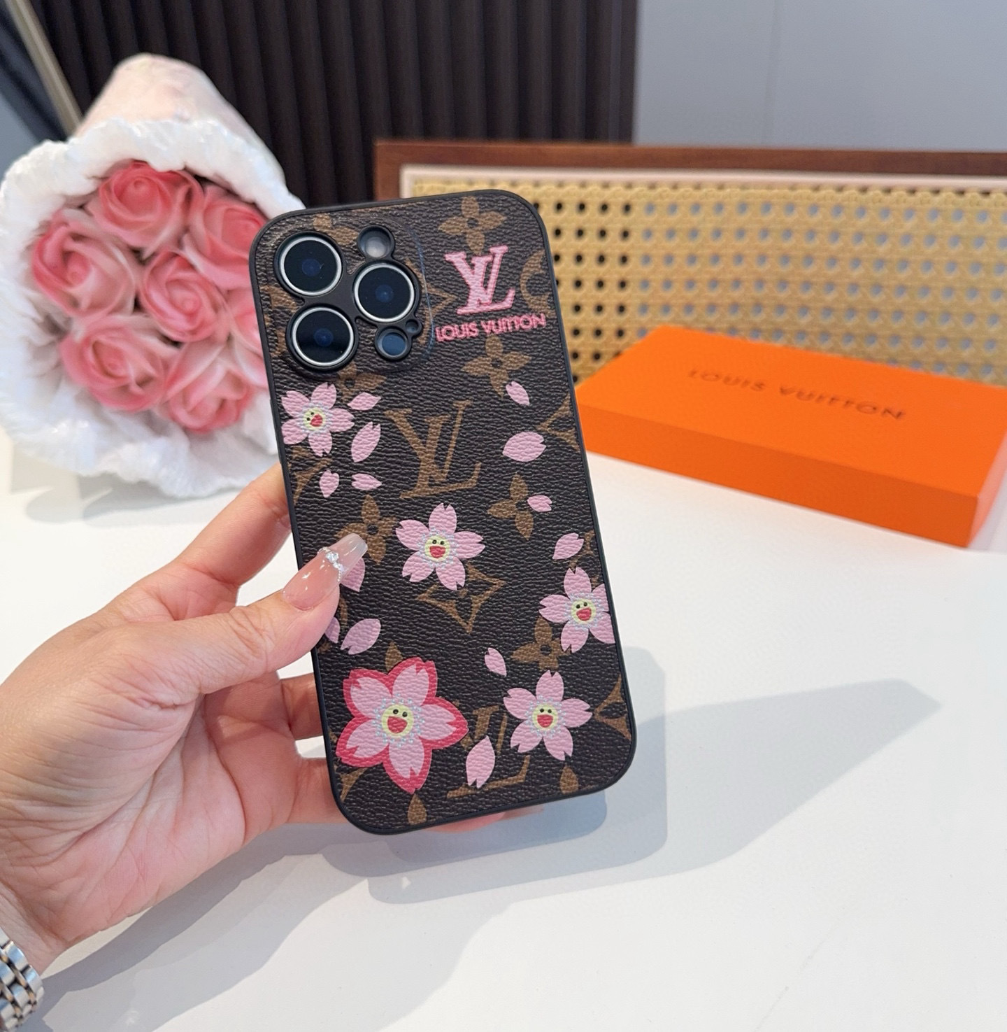 。Lv精孔全包手机壳 村上隆樱花🌸图案Lv全包围边皮质手机壳
型号:为了不出现报错型号,请打开本机查看