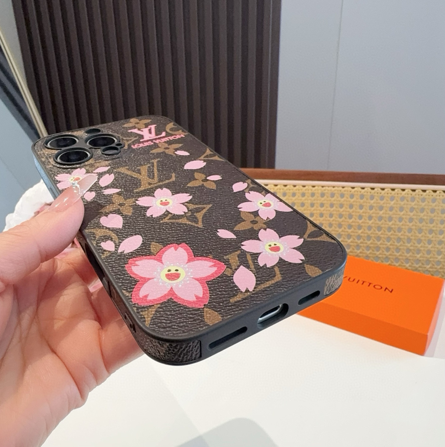 。Lv精孔全包手机壳 村上隆樱花🌸图案Lv全包围边皮质手机壳
型号:为了不出现报错型号,请打开本机查看