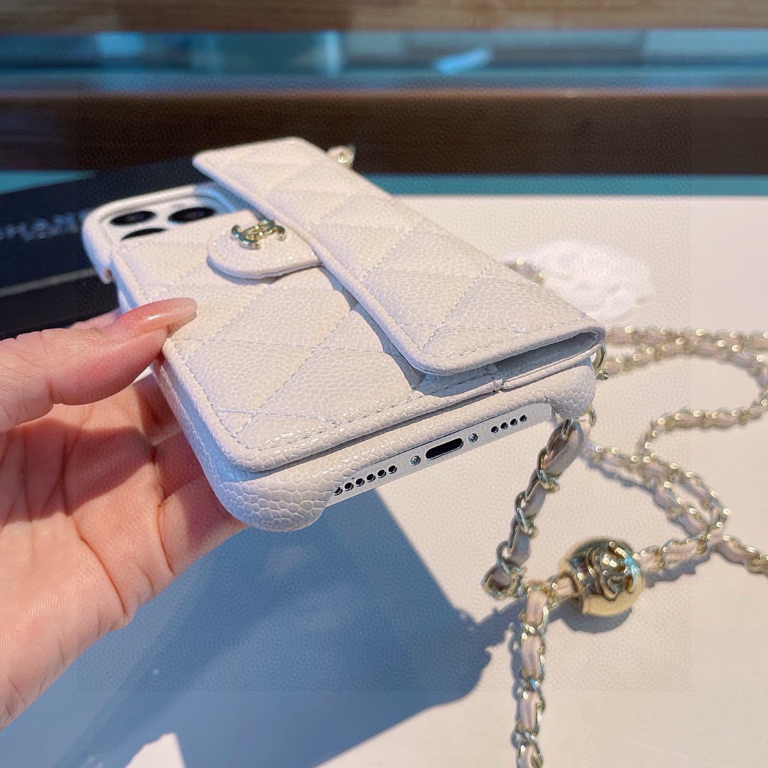 💃CHANEL💠香奈儿火爆时尚圈的手机壳
专柜同款⛓链条双C小金球可调节链条长度
鱼子酱皮菱格车线翻盖