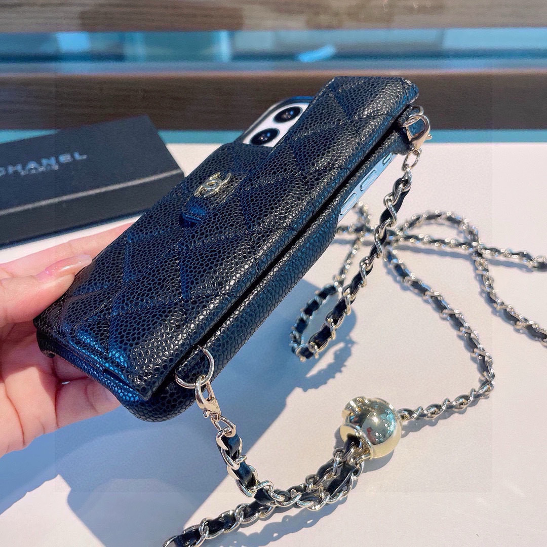 💃CHANEL💠香奈儿火爆时尚圈的手机壳
专柜同款⛓链条双C小金球可调节链条长度
鱼子酱皮菱格车线翻盖