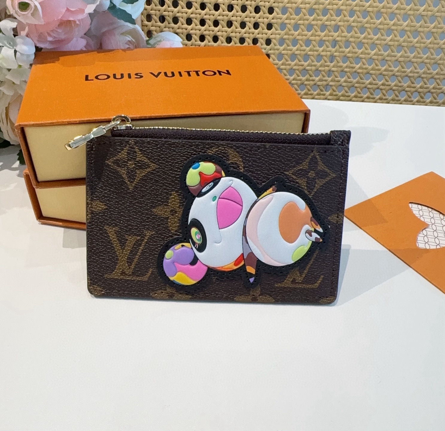  。LV村上隆合作款熊猫卡通老花卡包，经典老花零钱包，卡包零钱包两用，超纤材质 五金为进口钢 原版log