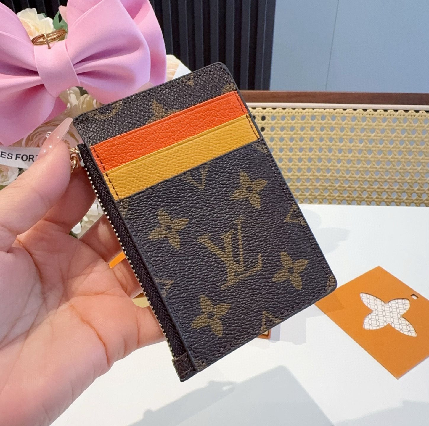  。LV村上隆合作款熊猫卡通老花卡包，经典老花零钱包，卡包零钱包两用，超纤材质 五金为进口钢 原版log
