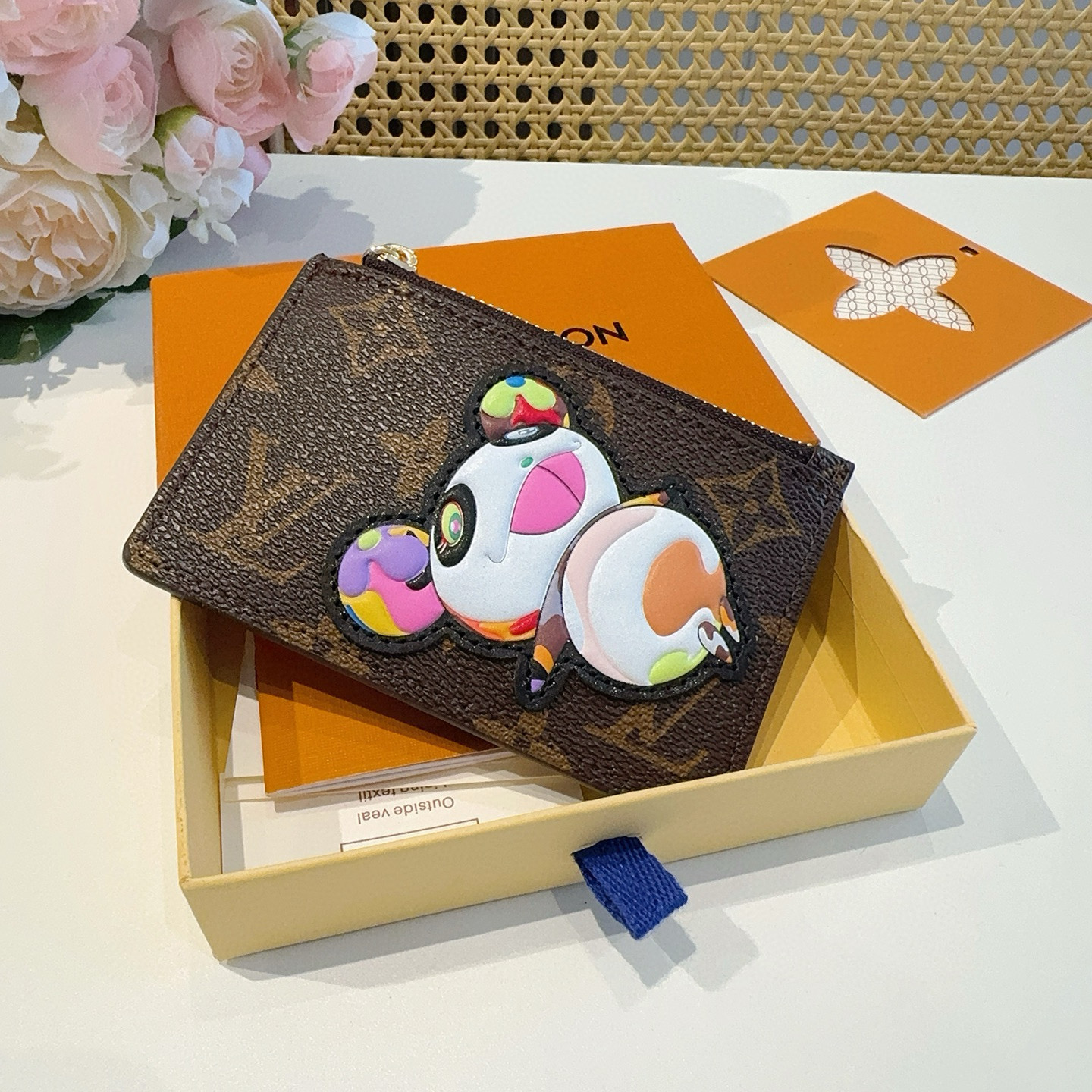  。LV村上隆合作款熊猫卡通老花卡包，经典老花零钱包，卡包零钱包两用，超纤材质 五金为进口钢 原版log