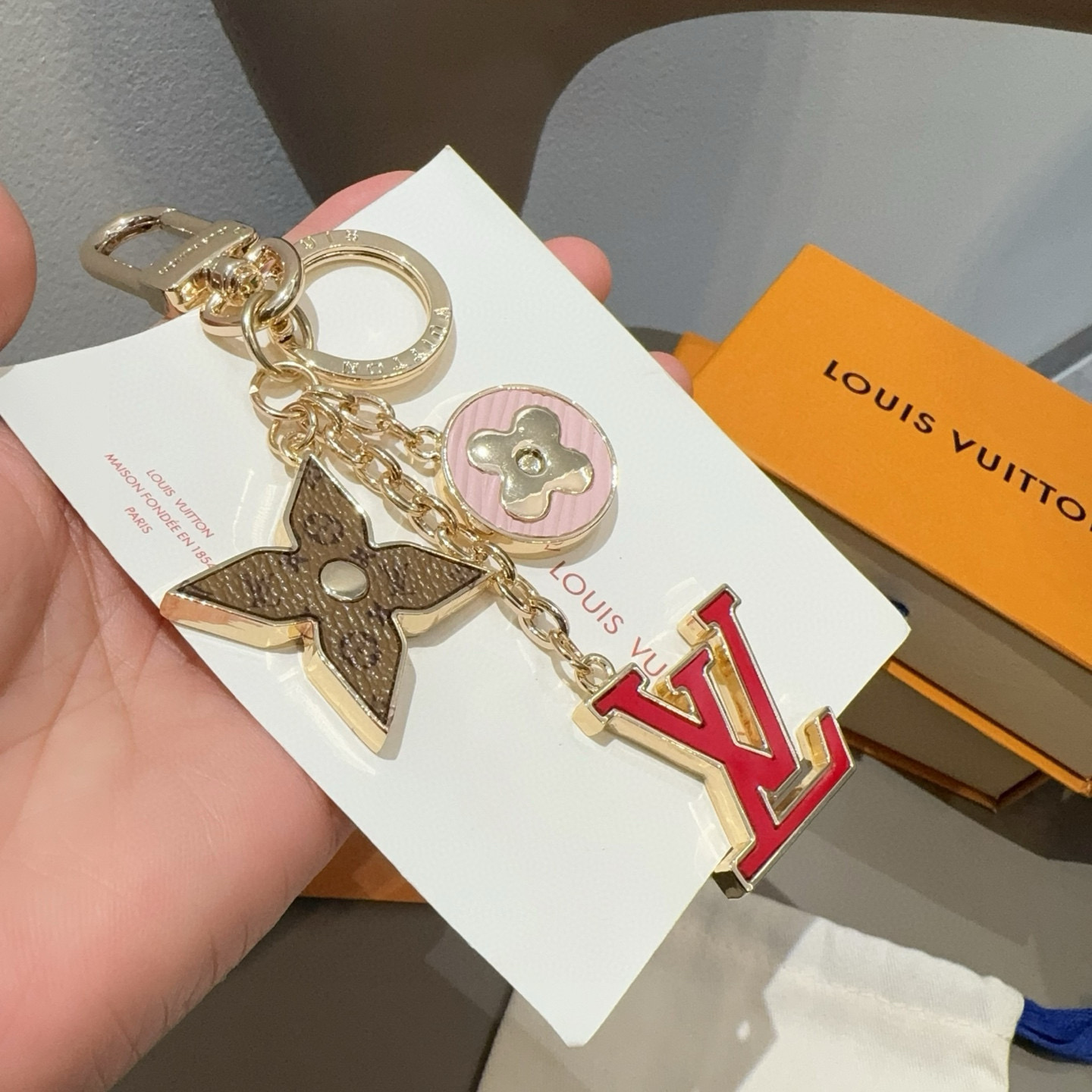 。Lv 钥匙扣包挂件
SPring Street Chain 包饰将 Monogram 花卉和 LV 字