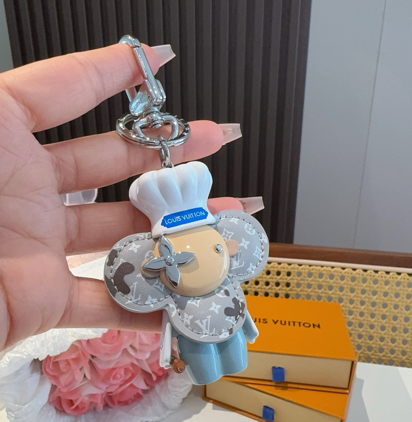  路易威登LV钥匙扣包包挂饰M01467 
Vivienne 形象戴上路易威登标识厨师帽、手持擀面杖，并