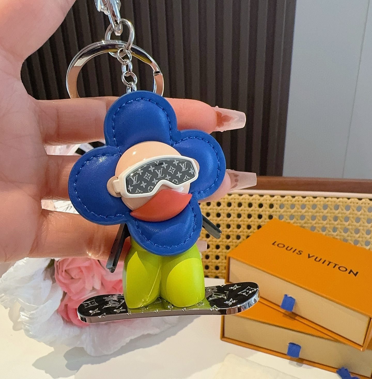 
 。Louis Vuitton/路易威登LV新品钥匙扣包包挂饰 车钥匙挂件薇薇安滑板⛷️
官网 M00