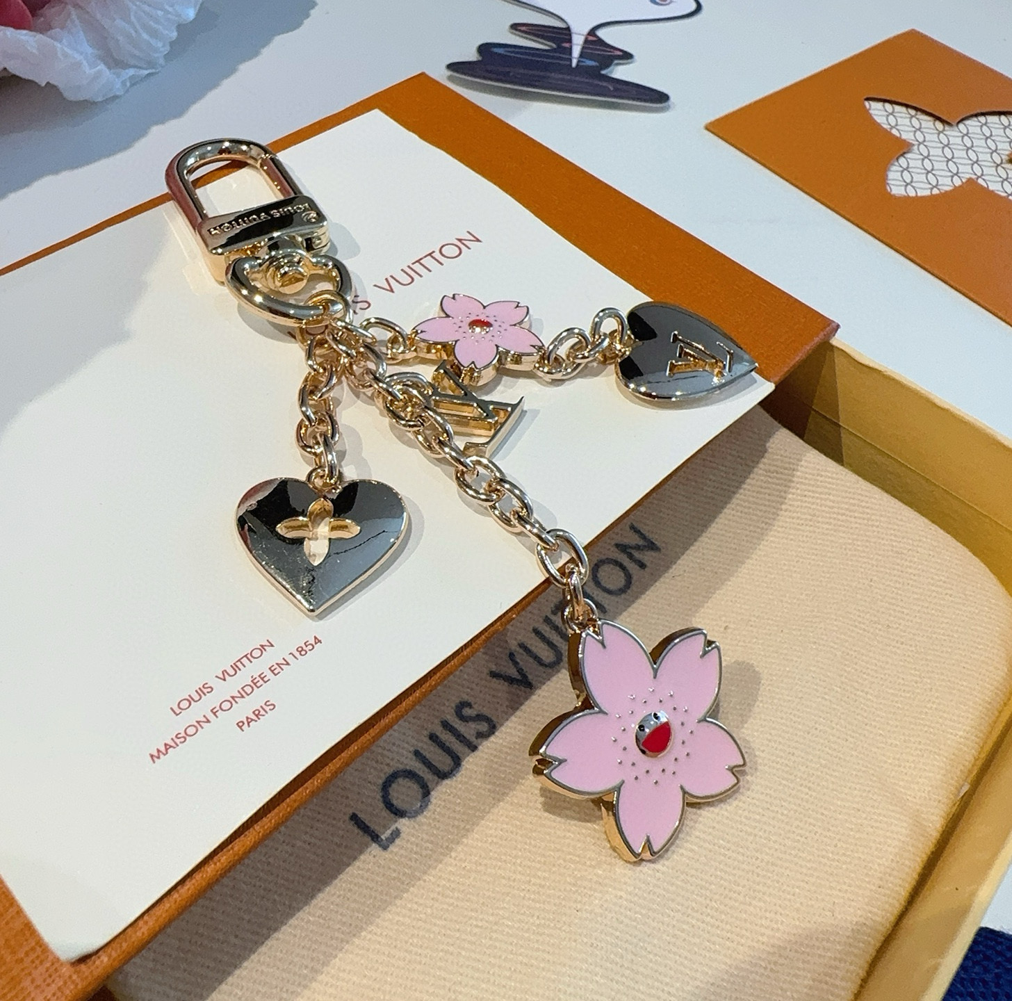  Lv钥匙扣 村上隆合作款樱花🌸钥匙扣 包饰挂件
本款链条包饰出自路易威登x村上隆复刻系列，为耀目链条交