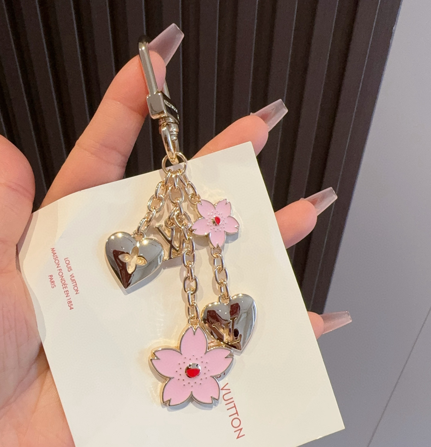  Lv钥匙扣 村上隆合作款樱花🌸钥匙扣 包饰挂件
本款链条包饰出自路易威登x村上隆复刻系列，为耀目链条交