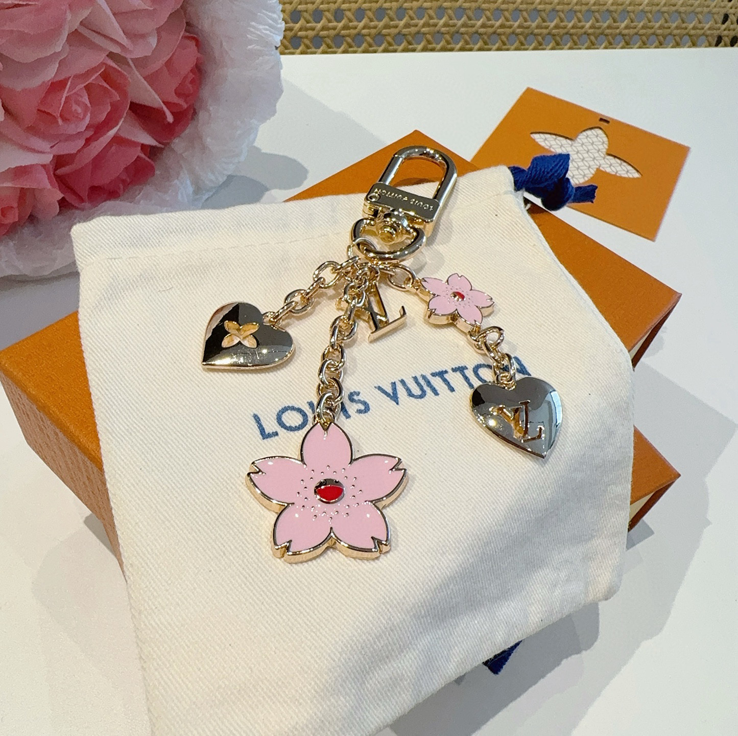  Lv钥匙扣 村上隆合作款樱花🌸钥匙扣 包饰挂件
本款链条包饰出自路易威登x村上隆复刻系列，为耀目链条交