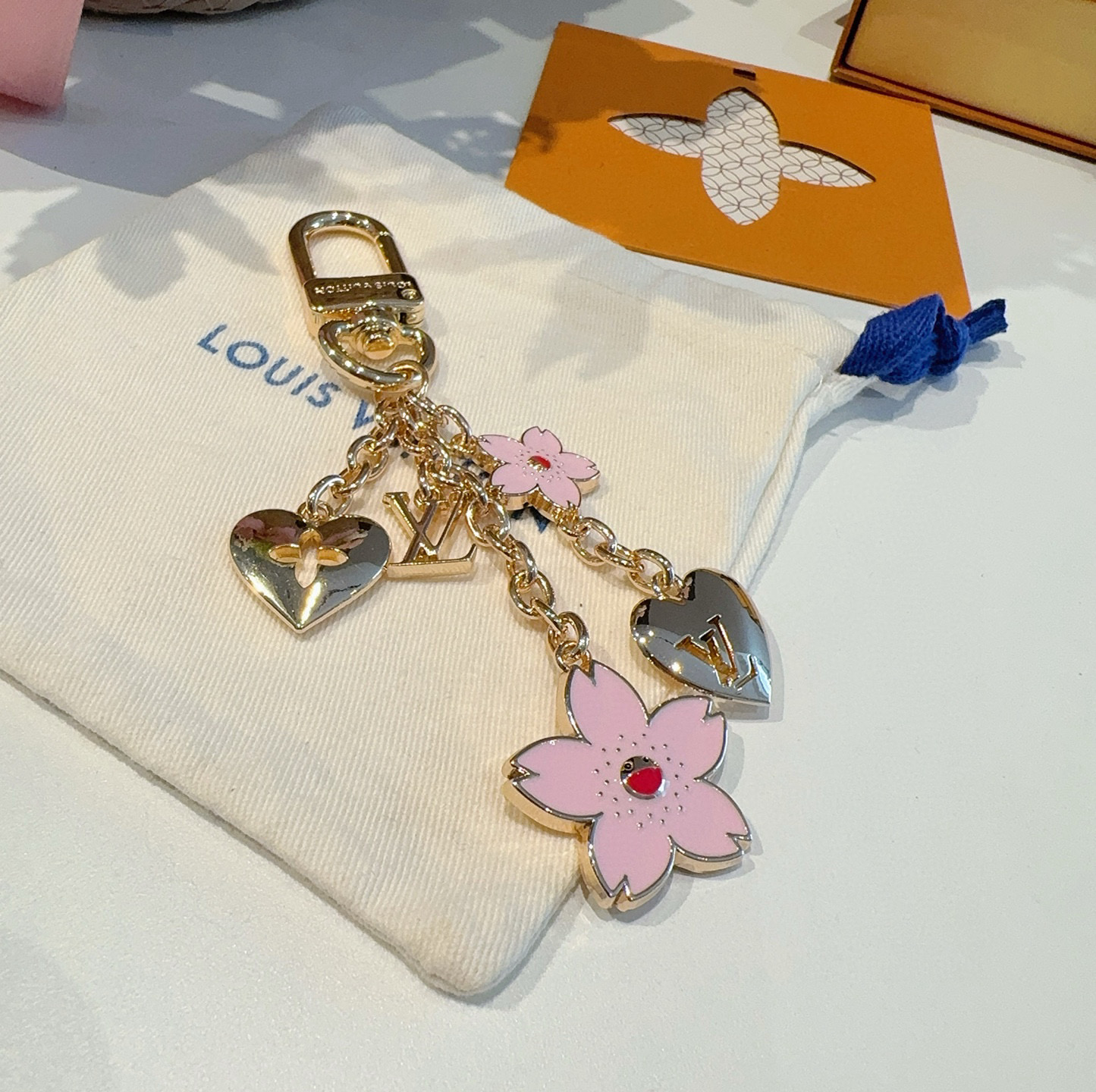  Lv钥匙扣 村上隆合作款樱花🌸钥匙扣 包饰挂件
本款链条包饰出自路易威登x村上隆复刻系列，为耀目链条交