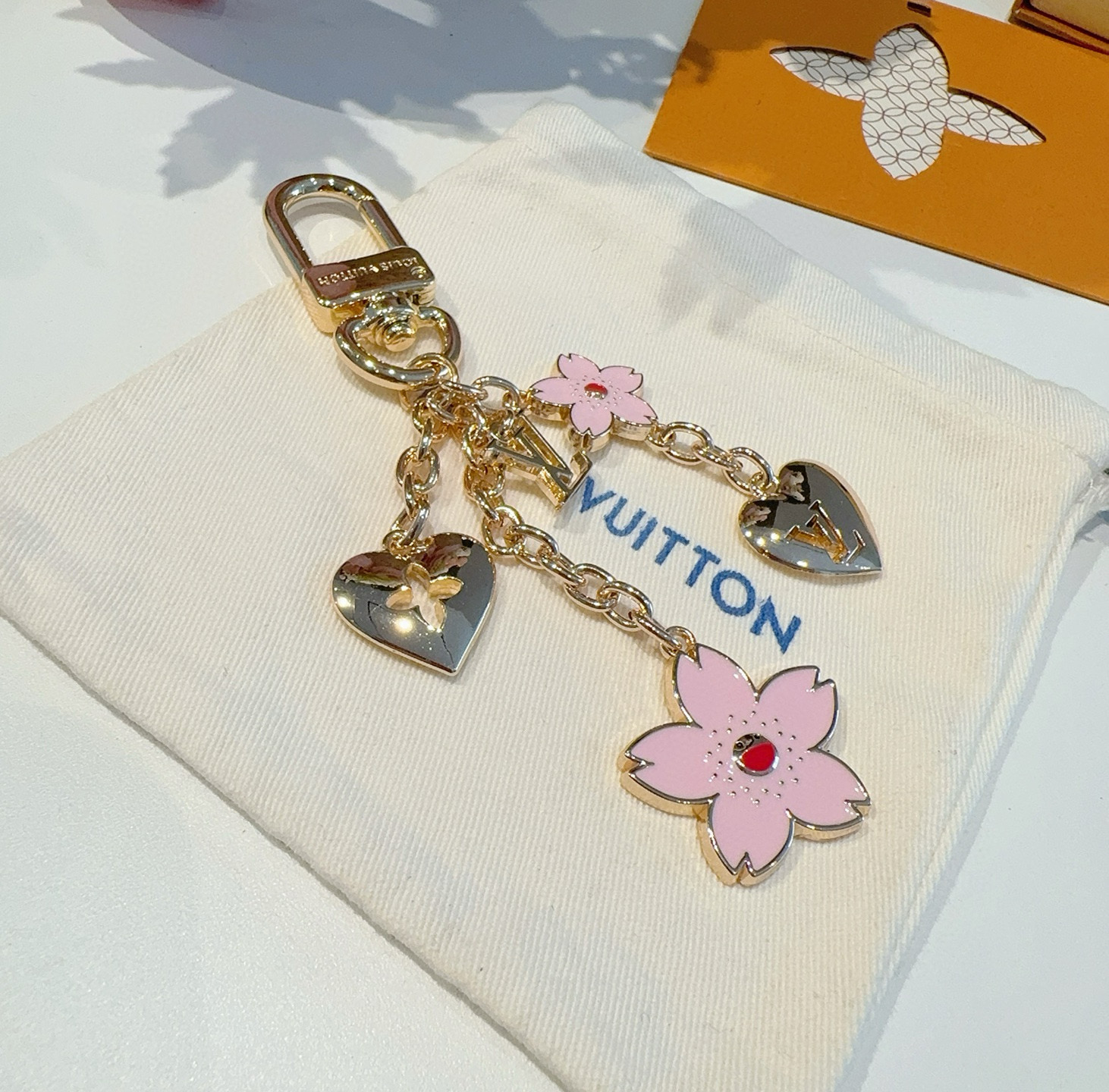  Lv钥匙扣 村上隆合作款樱花🌸钥匙扣 包饰挂件
本款链条包饰出自路易威登x村上隆复刻系列，为耀目链条交