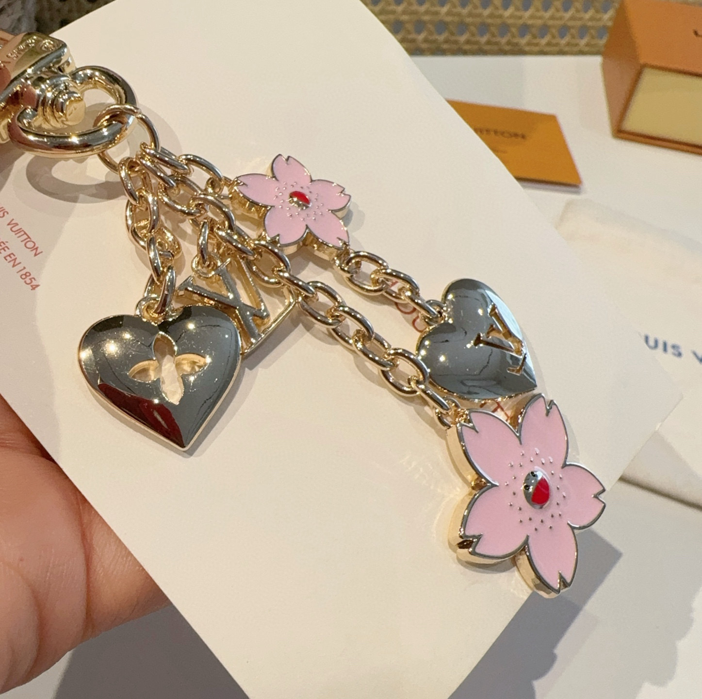  Lv钥匙扣 村上隆合作款樱花🌸钥匙扣 包饰挂件
本款链条包饰出自路易威登x村上隆复刻系列，为耀目链条交