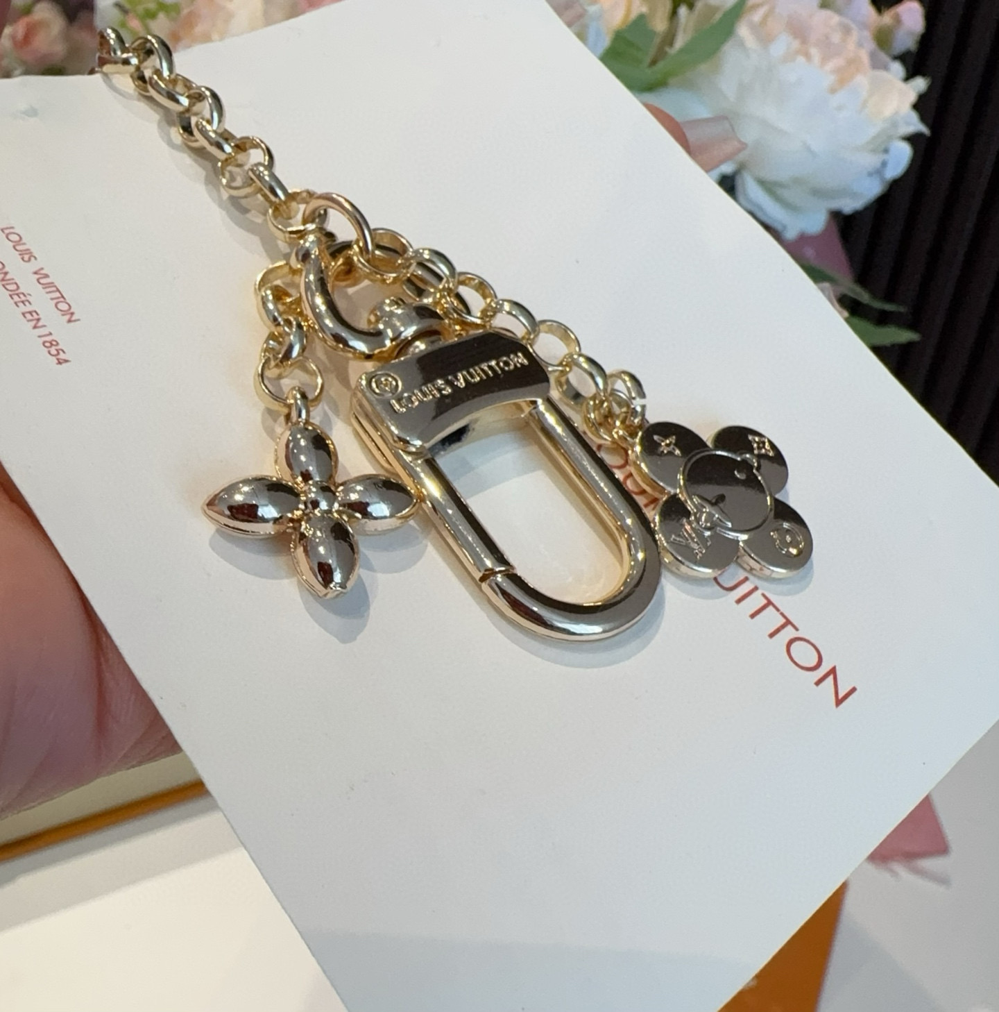  。LV村上隆熊猫人钥匙扣包包挂饰 LV X TM LV ICONIC
SUPERFLAT 钥匙扣
路易