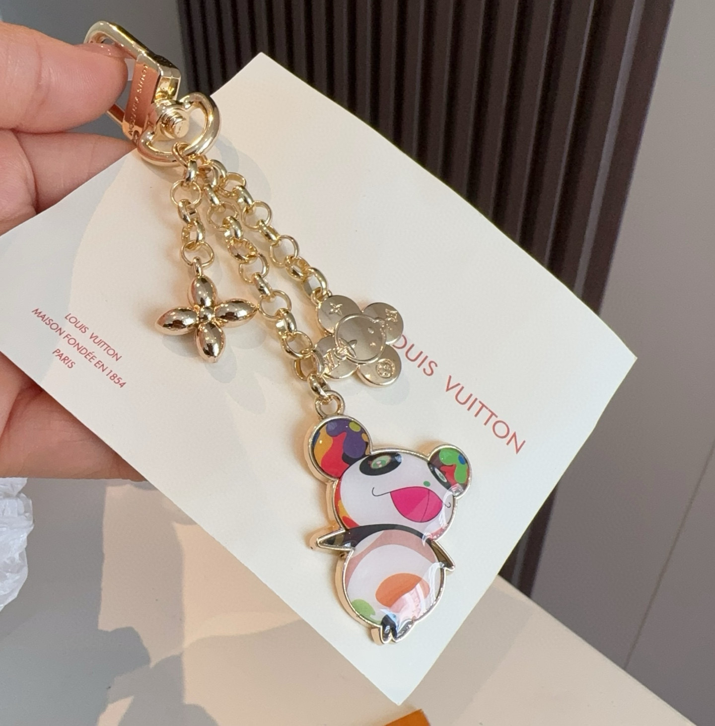  。LV村上隆熊猫人钥匙扣包包挂饰 LV X TM LV ICONIC
SUPERFLAT 钥匙扣
路易