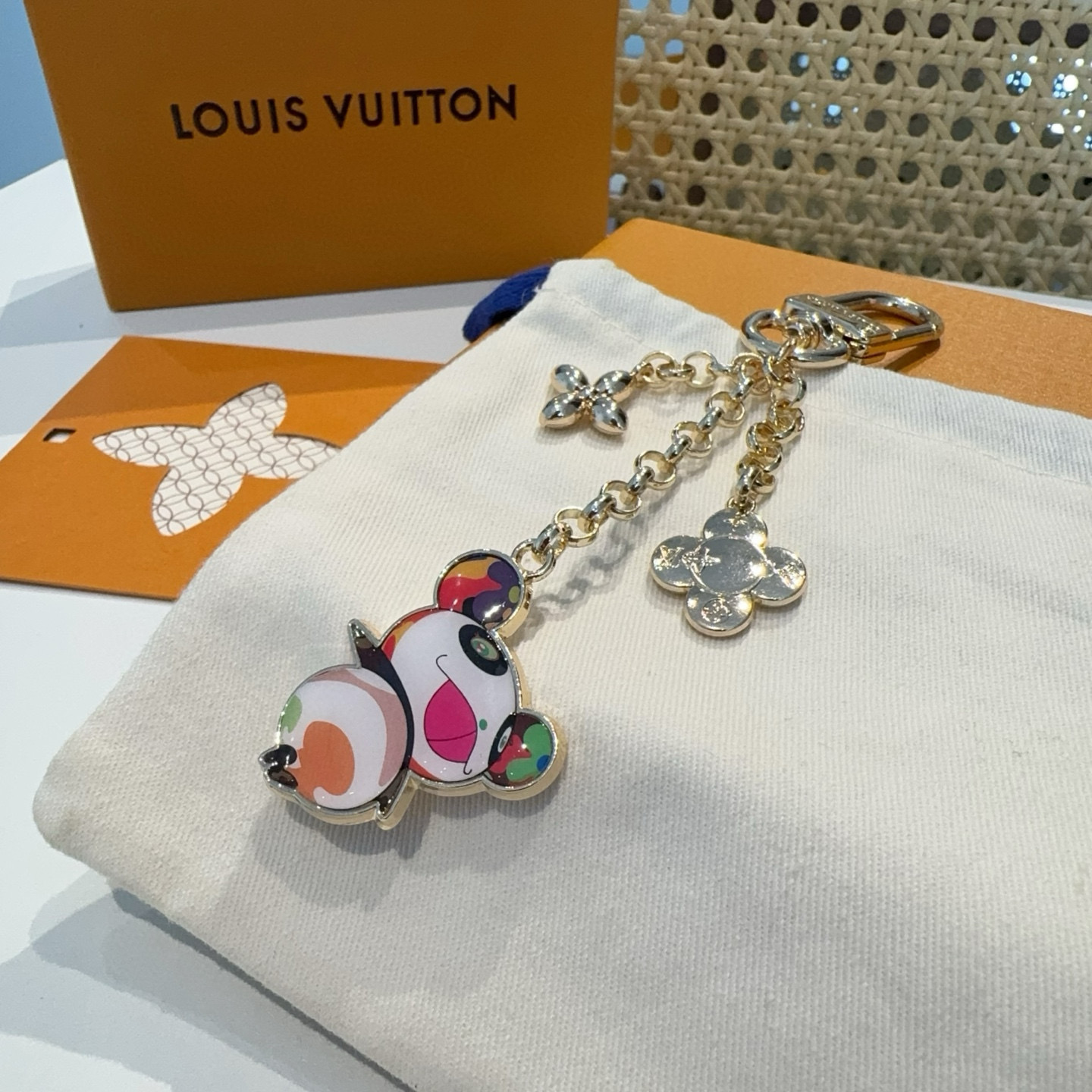  。LV村上隆熊猫人钥匙扣包包挂饰 LV X TM LV ICONIC
SUPERFLAT 钥匙扣
路易