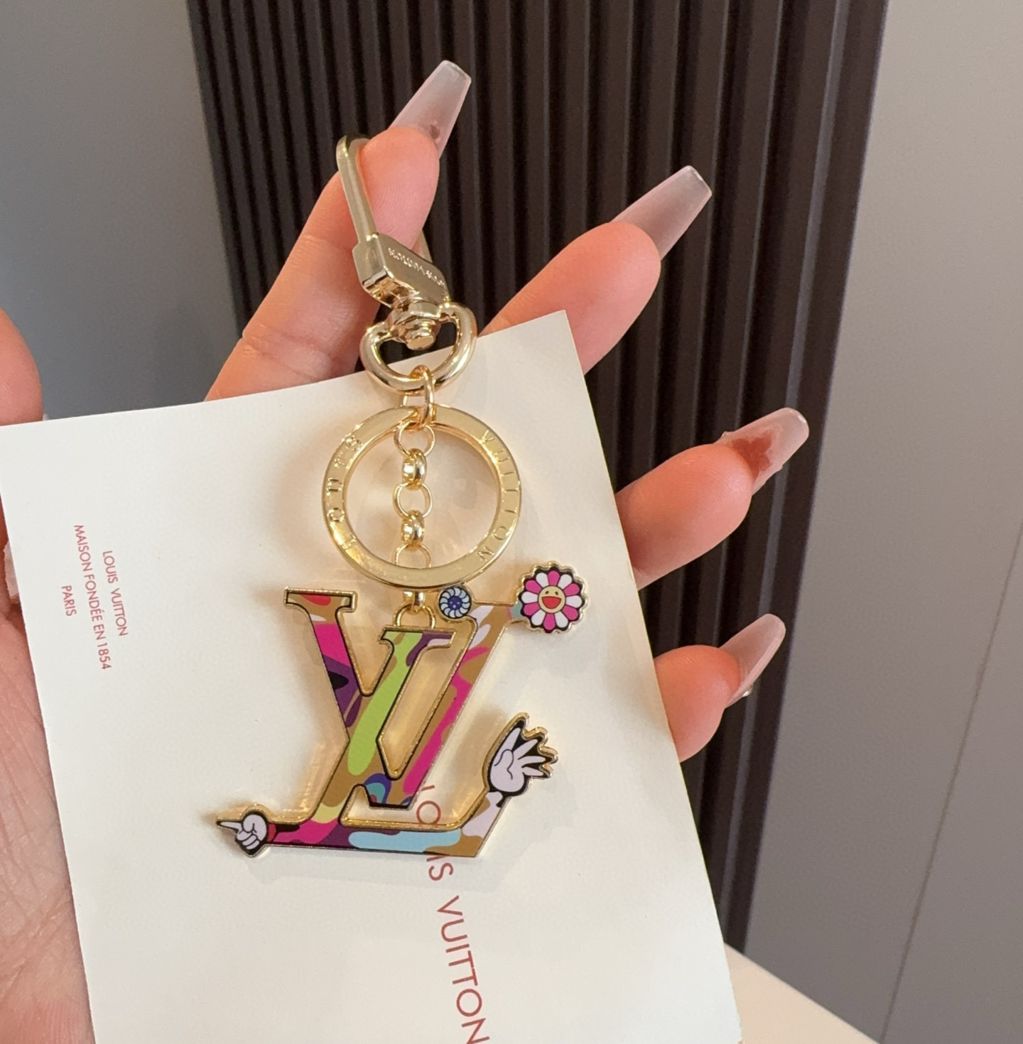  。LV村上隆钥匙扣包包挂饰 LV X TM LV ICONIC
SUPERFLAT 钥匙扣
路易威登再