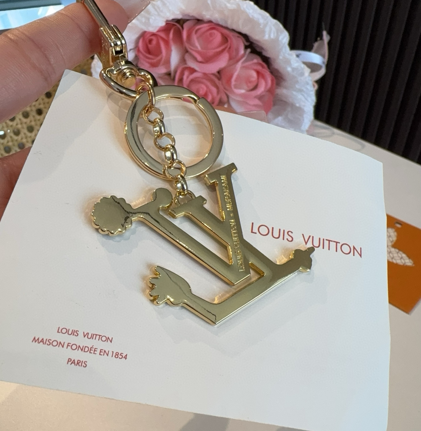  。LV村上隆钥匙扣包包挂饰 LV X TM LV ICONIC
SUPERFLAT 钥匙扣
路易威登再