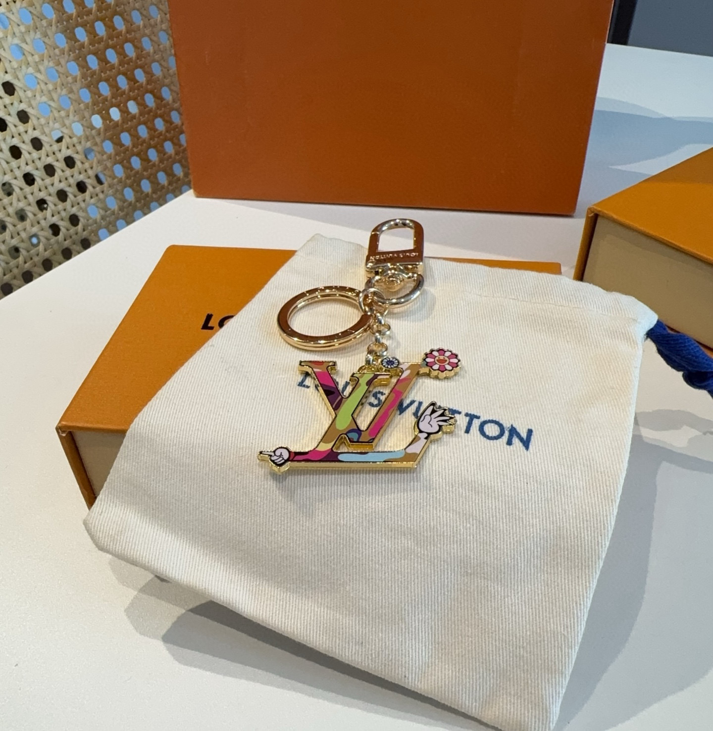  。LV村上隆钥匙扣包包挂饰 LV X TM LV ICONIC
SUPERFLAT 钥匙扣
路易威登再