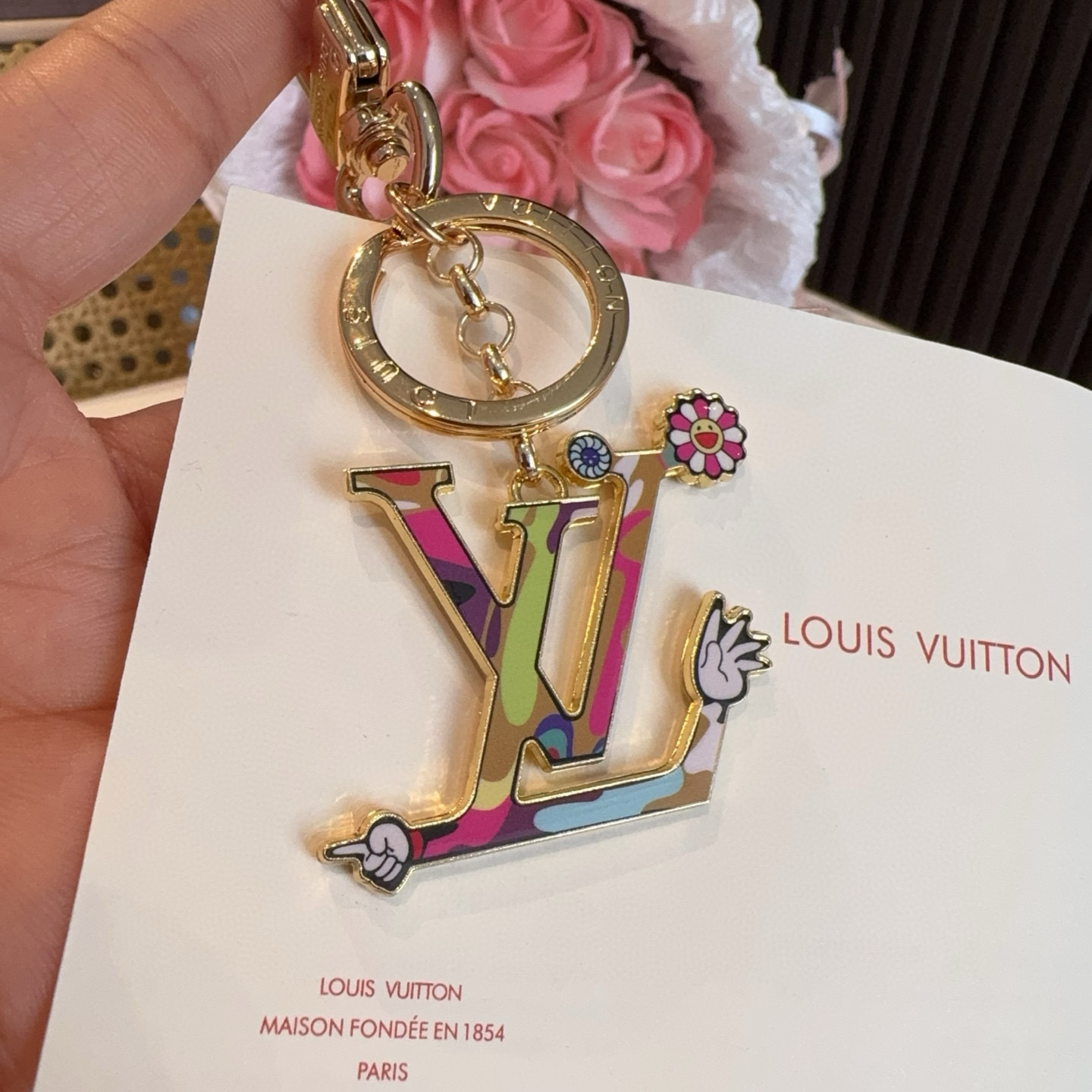  。LV村上隆钥匙扣包包挂饰 LV X TM LV ICONIC
SUPERFLAT 钥匙扣
路易威登再