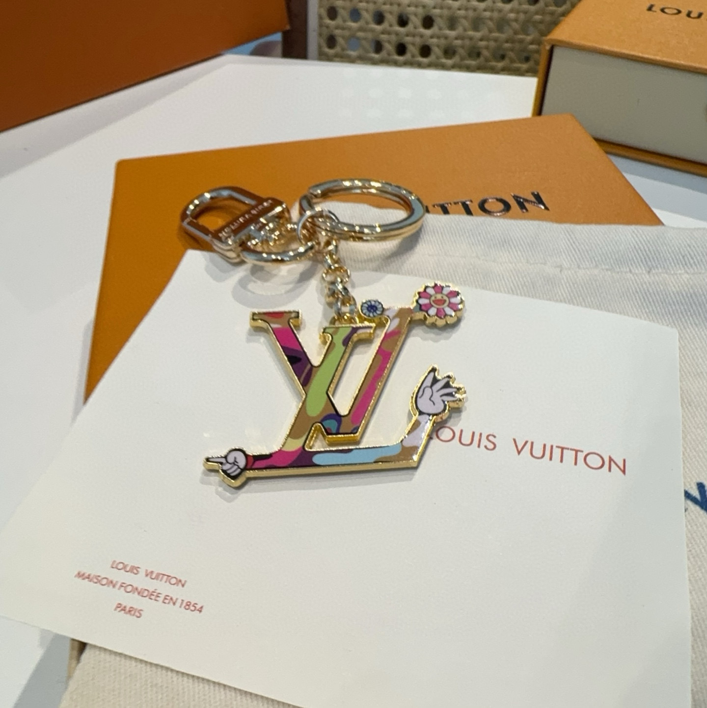  。LV村上隆钥匙扣包包挂饰 LV X TM LV ICONIC
SUPERFLAT 钥匙扣
路易威登再