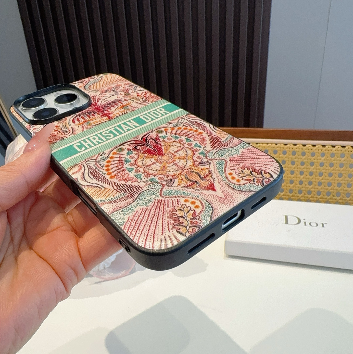 。Dior官网同步原版贴皮手机壳📱爱之光Light of love 系列手机壳 666666
型号:为