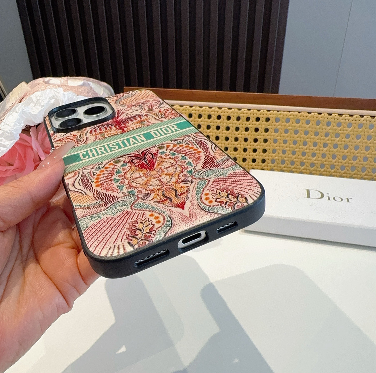 。Dior官网同步原版贴皮手机壳📱爱之光Light of love 系列手机壳 666666
型号:为