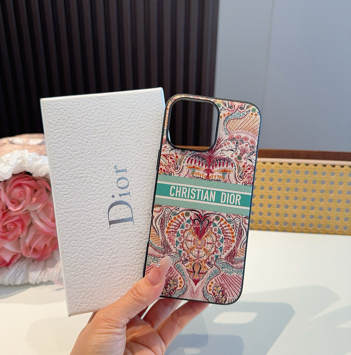 。Dior官网同步原版贴皮手机壳📱爱之光Light of love 系列手机壳 666666
型号:为