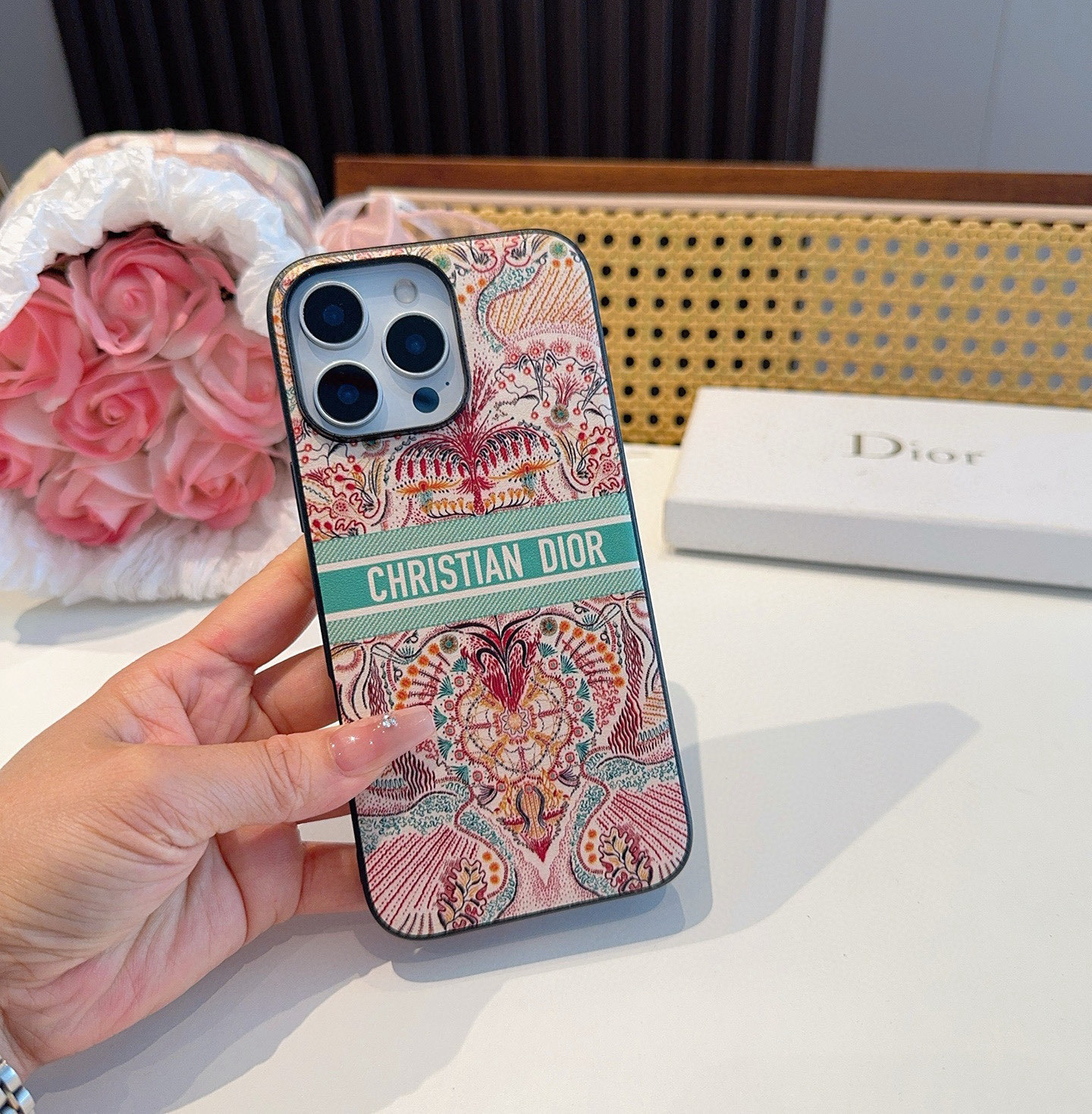 。Dior官网同步原版贴皮手机壳📱爱之光Light of love 系列手机壳 666666
型号:为