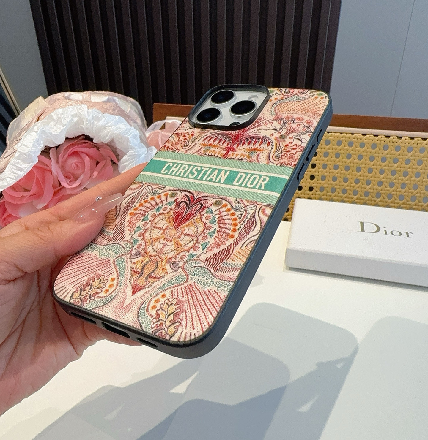 。Dior官网同步原版贴皮手机壳📱爱之光Light of love 系列手机壳 666666
型号:为