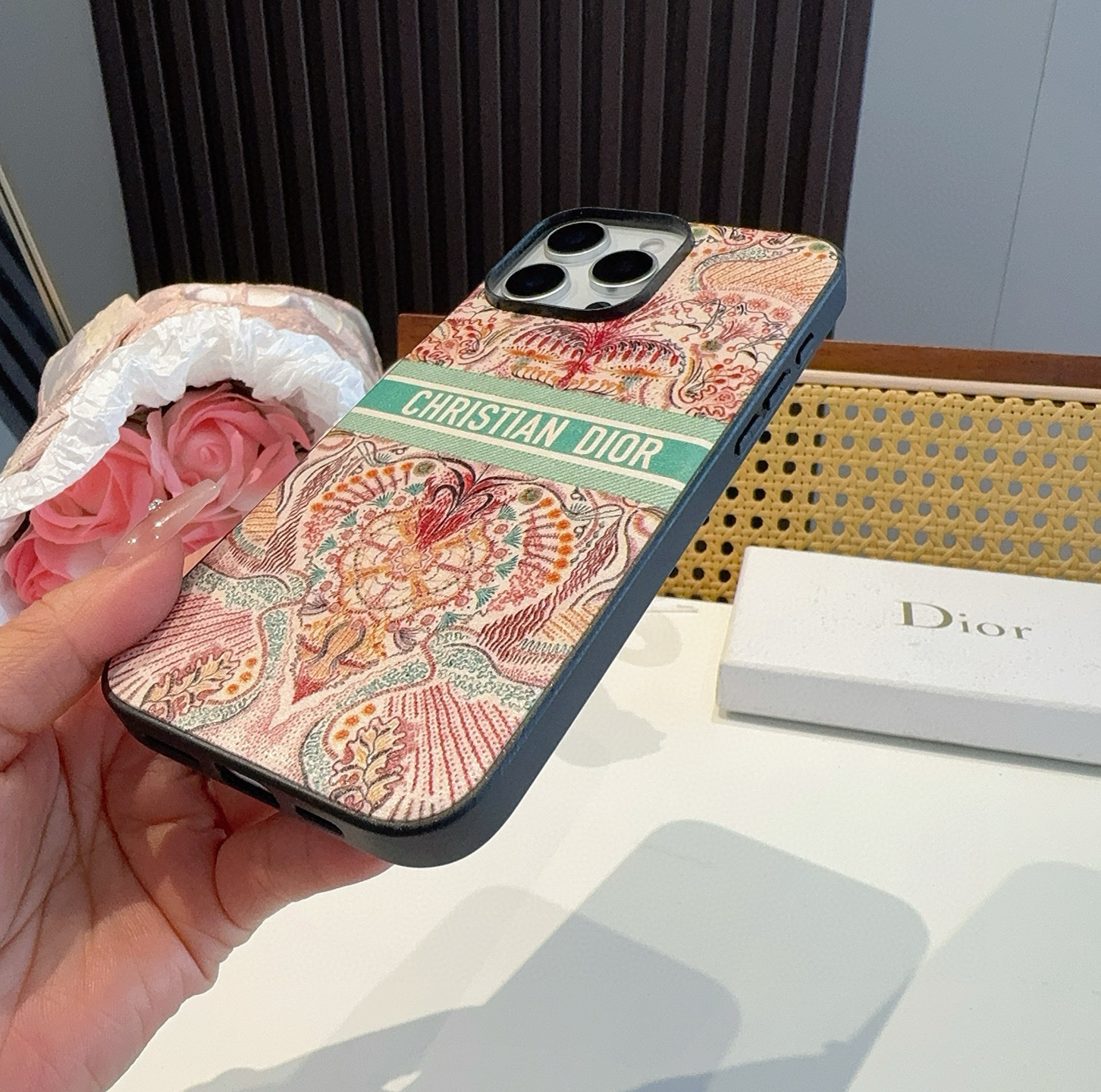 。Dior官网同步原版贴皮手机壳📱爱之光Light of love 系列手机壳 666666
型号:为