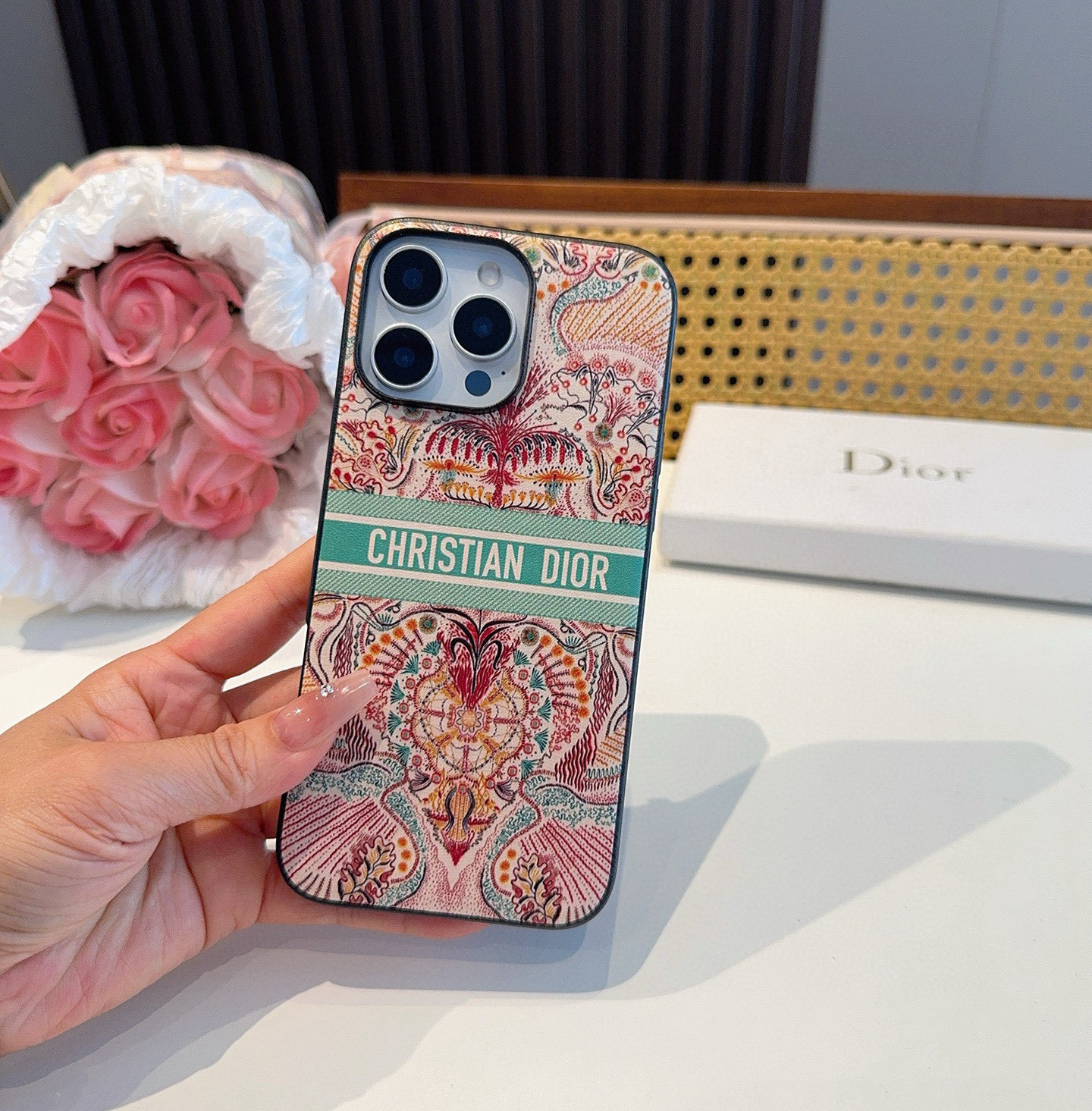 。Dior官网同步原版贴皮手机壳📱爱之光Light of love 系列手机壳 666666
型号:为