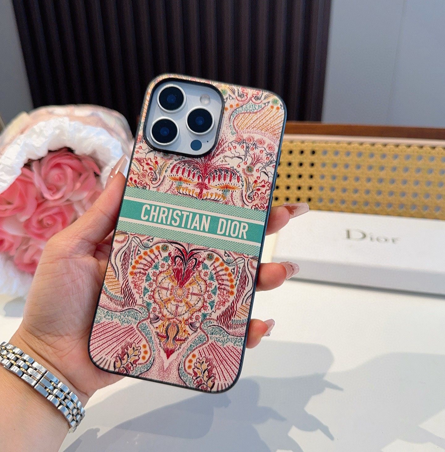 。Dior官网同步原版贴皮手机壳📱爱之光Light of love 系列手机壳 666666
型号:为