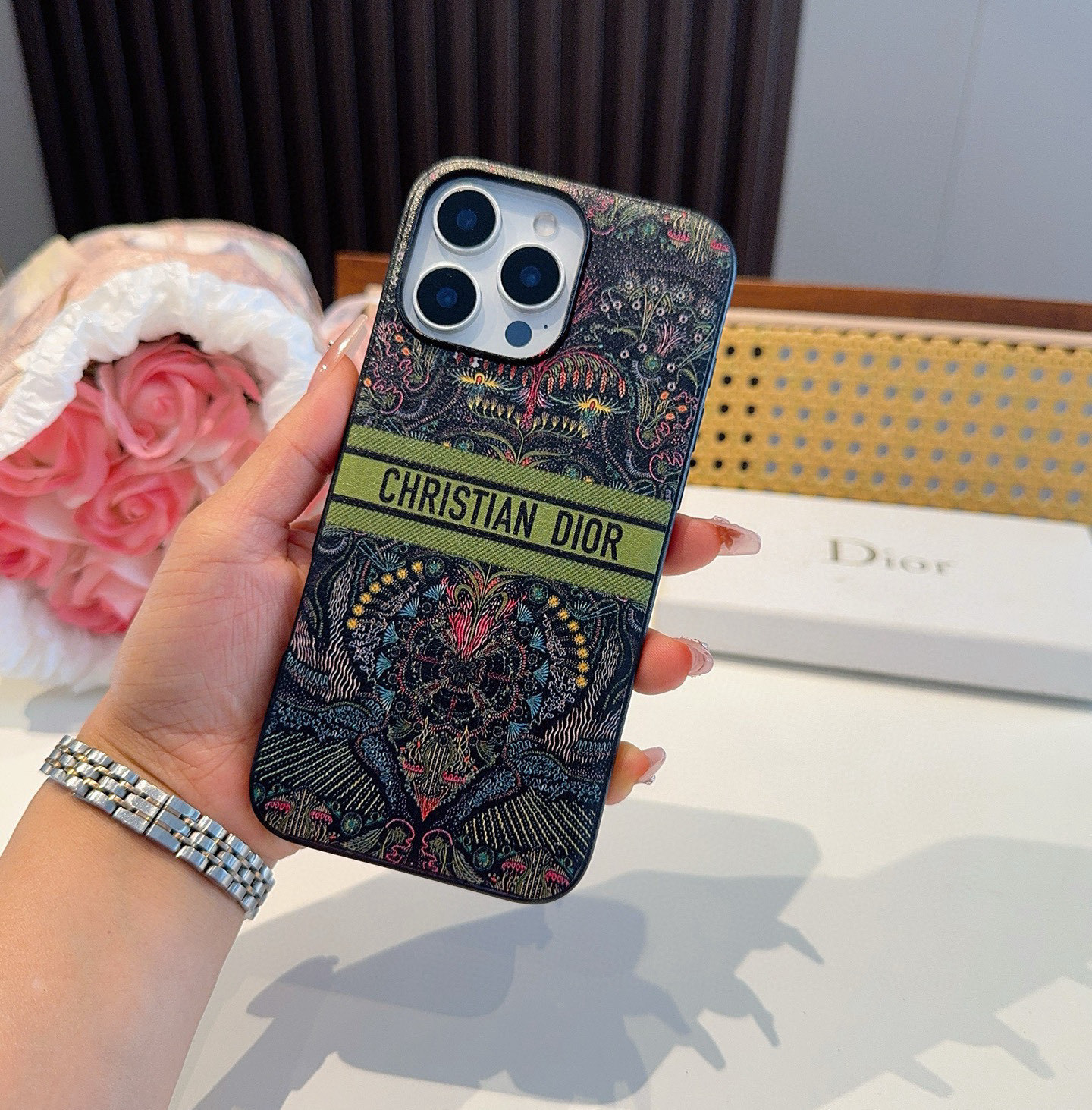 。Dior官网同步原版贴皮手机壳📱爱之光Light of love 系列手机壳 666666
型号:为