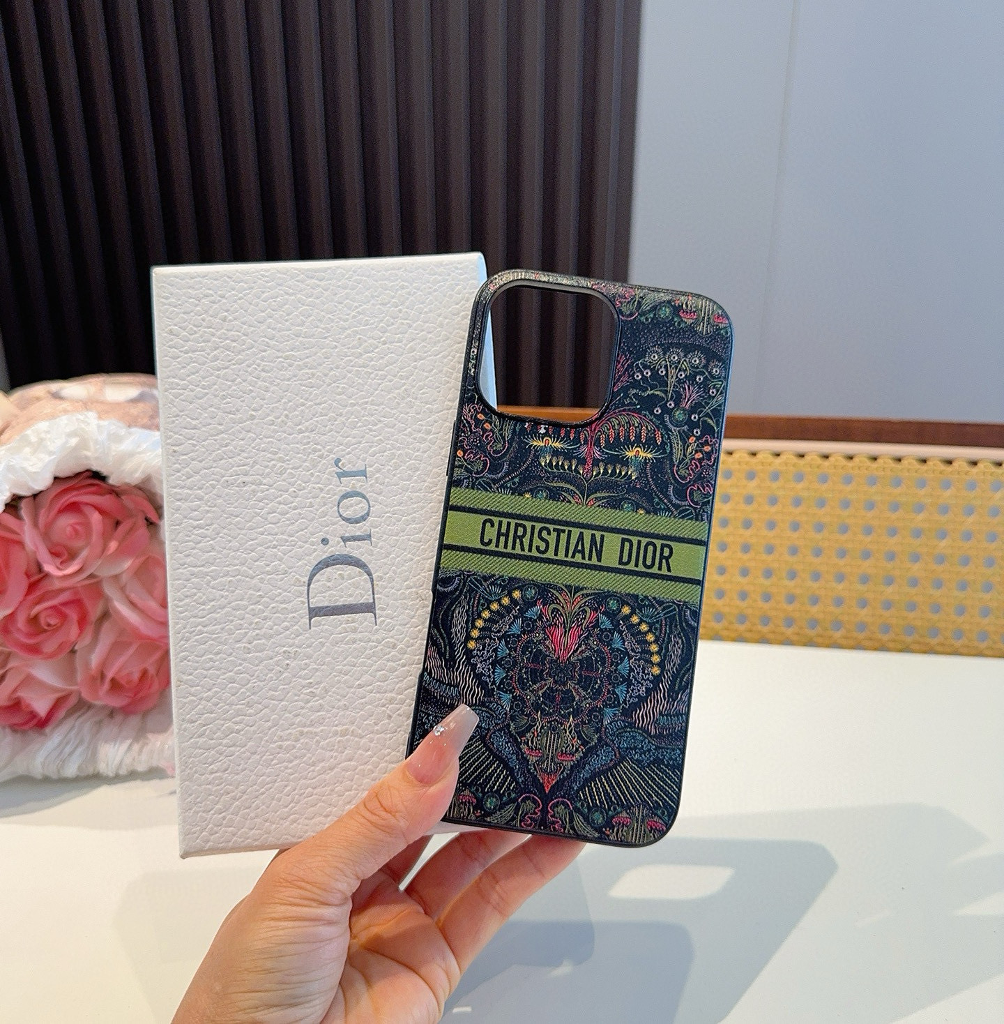 。Dior官网同步原版贴皮手机壳📱爱之光Light of love 系列手机壳 666666
型号:为