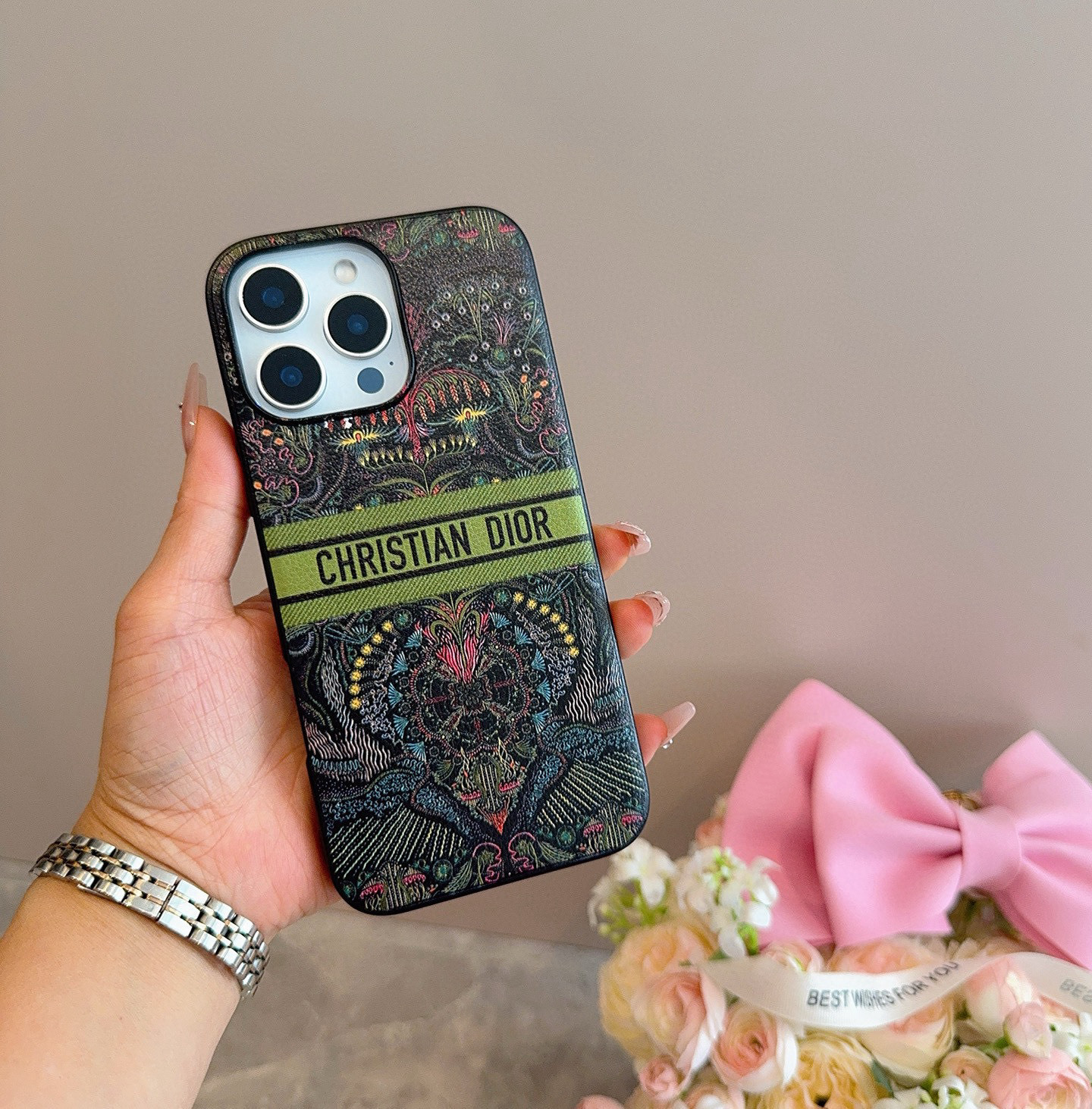 。Dior官网同步原版贴皮手机壳📱爱之光Light of love 系列手机壳 666666
型号:为