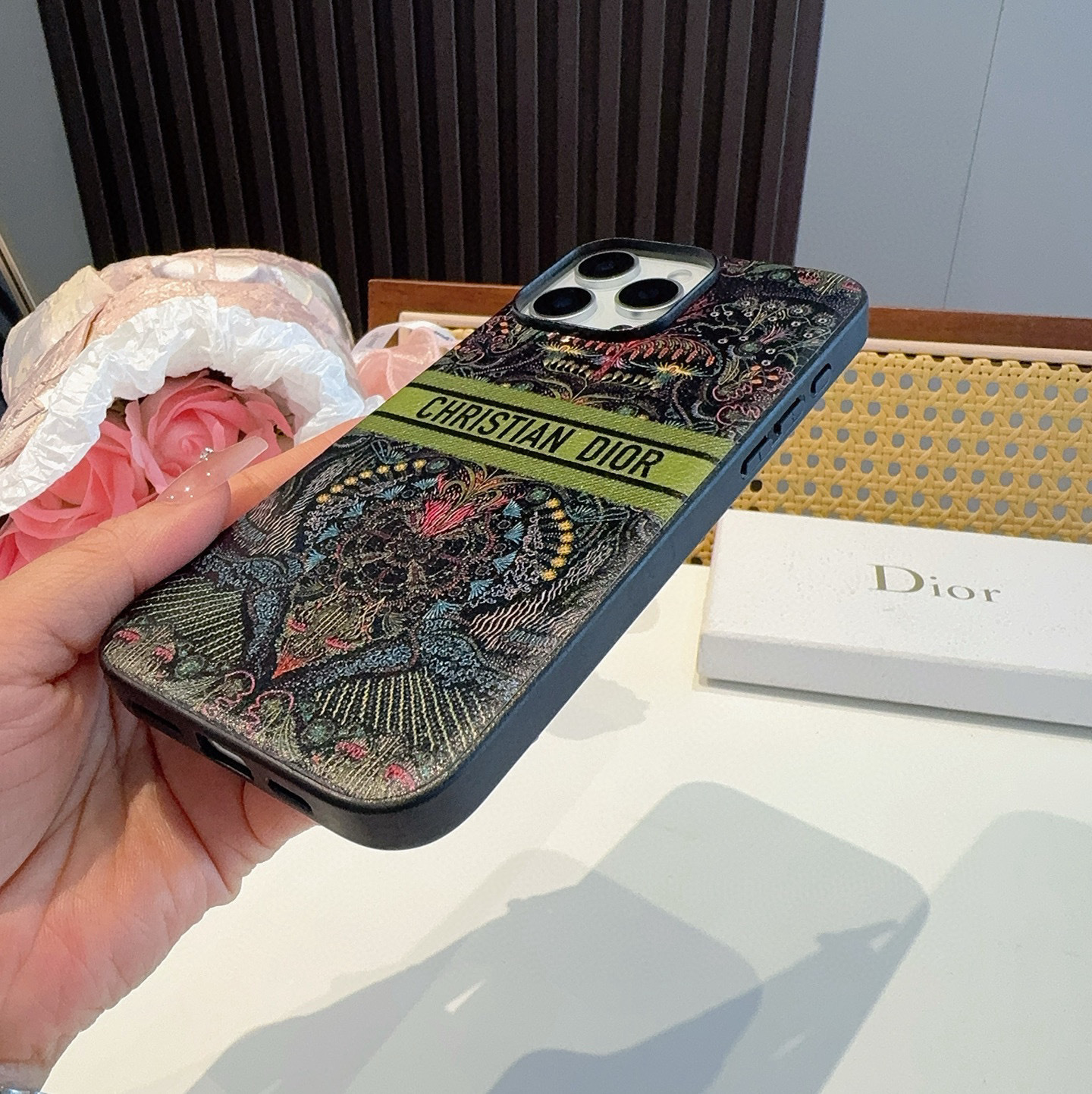 。Dior官网同步原版贴皮手机壳📱爱之光Light of love 系列手机壳 666666
型号:为