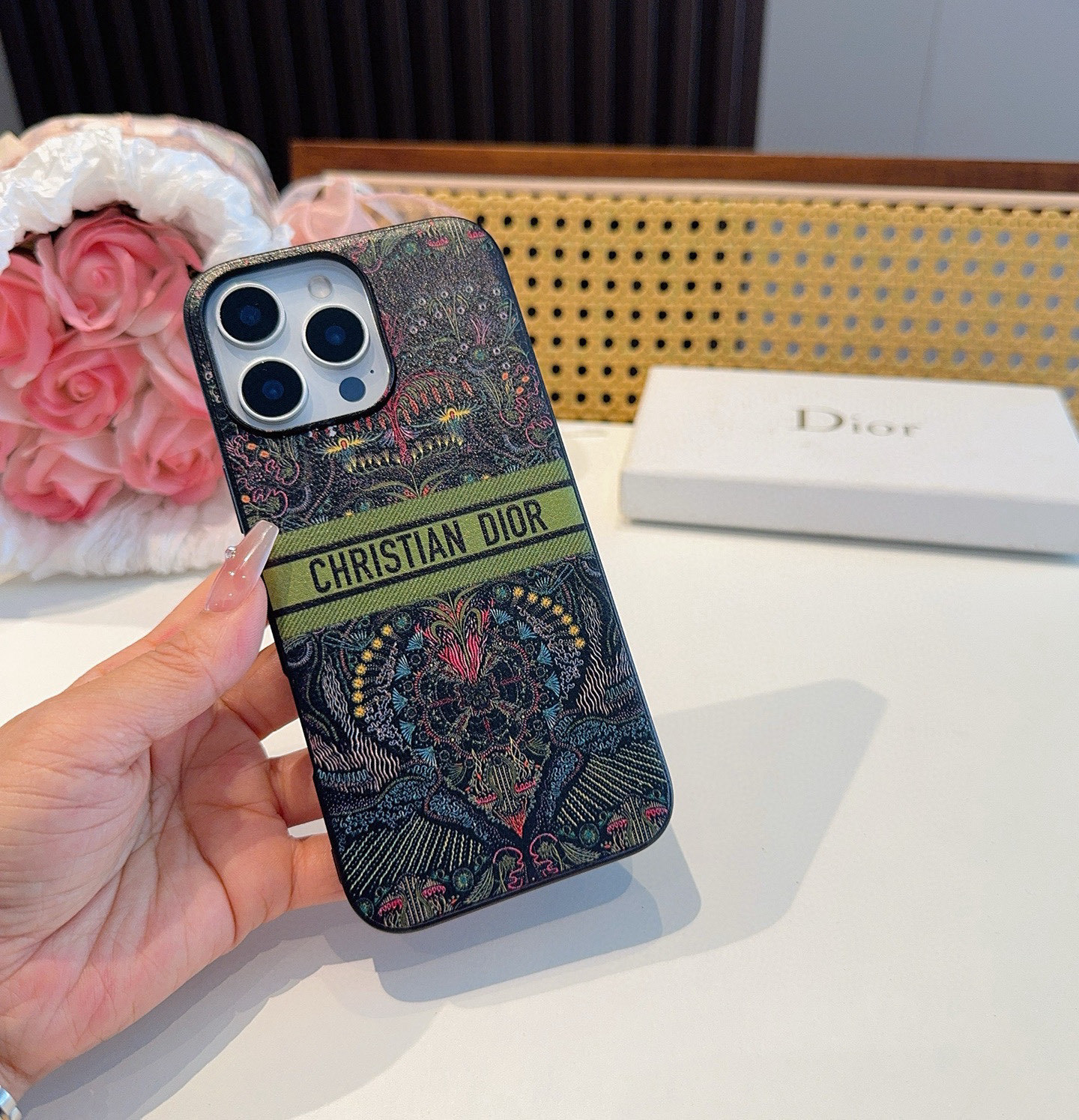 。Dior官网同步原版贴皮手机壳📱爱之光Light of love 系列手机壳 666666
型号:为